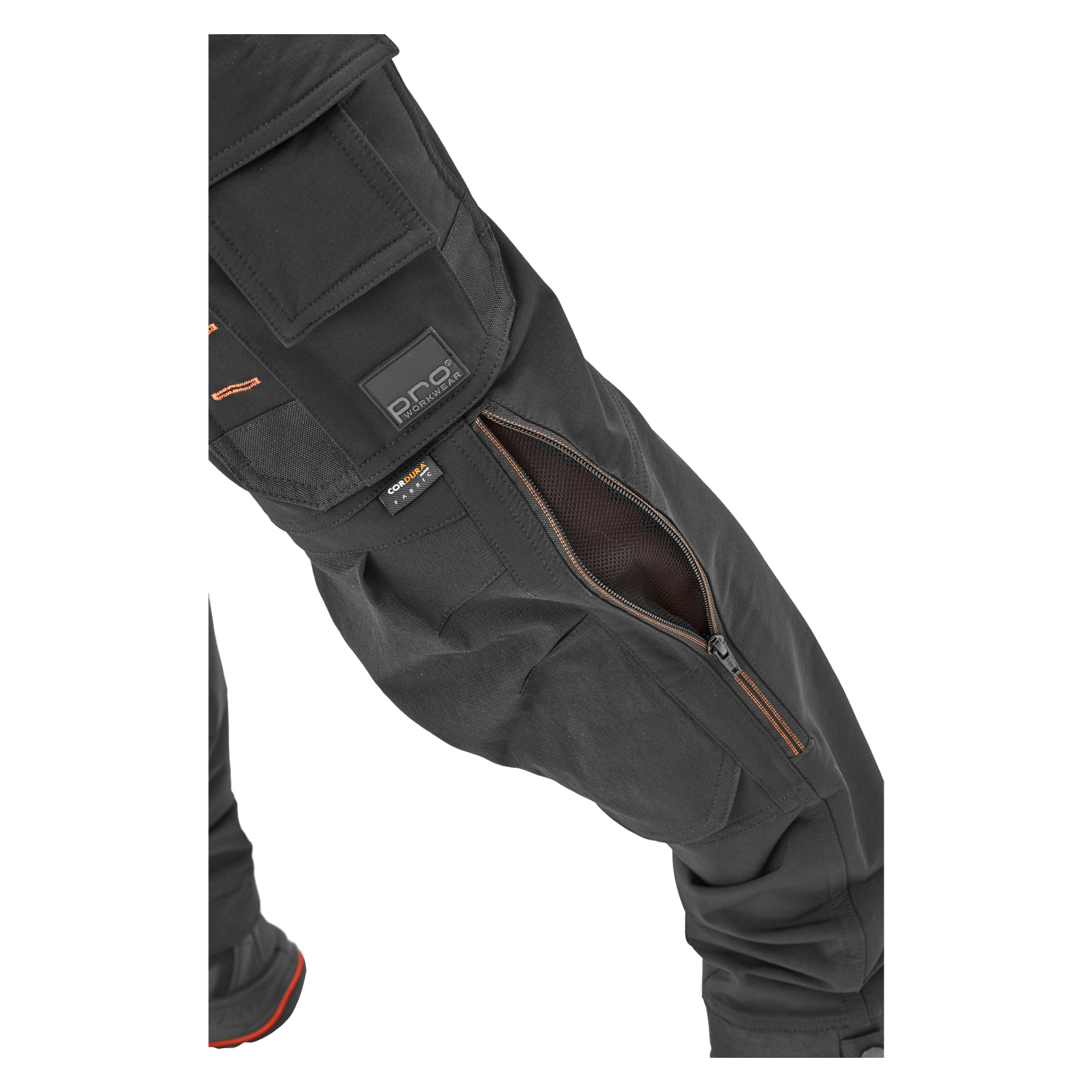 En närbild på Steve-herrbyxorna från Bluewear Pro Workwear visar en dragkedjasförsedd lårficka med nätfoder, synliga sömmar och etiketter märkta CORDURA och P.M.C..