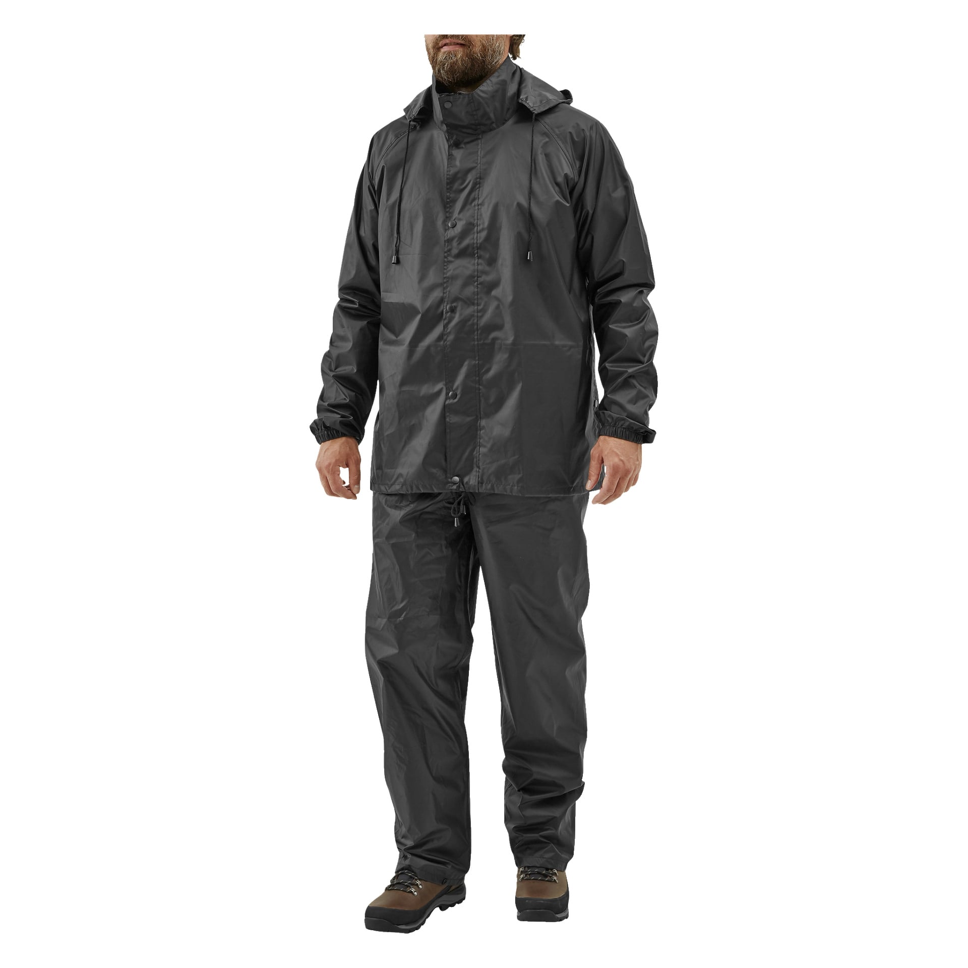 Eine Person trägt den schwarzen Kayoba Outdoor Viken zweiteiligen Regenanzug und braune Wanderschuhe. Der Regenanzug hat eine Kapuze mit Kordeln und Druckknöpfen, und die Arme der Person liegen natürlich an den Seiten.