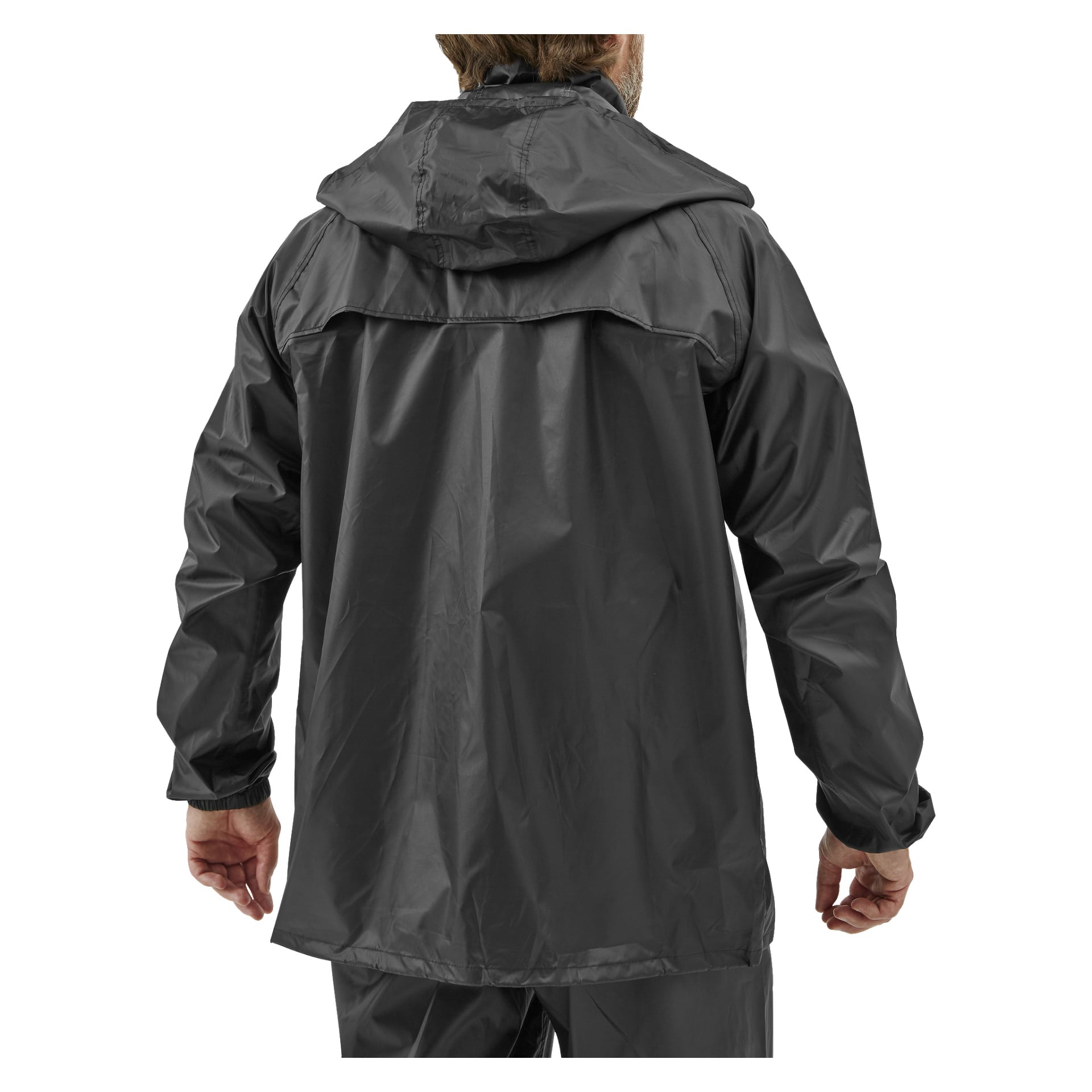 Von hinten gesehen trägt eine Person das Kayoba Outdoor Rainsuit Viken Zweiteiler-Set, bestehend aus einer glänzenden schwarzen Kapuzenjacke und passenden, wasserdichten Hosen. Ihr Kopf ist leicht nach rechts geneigt.