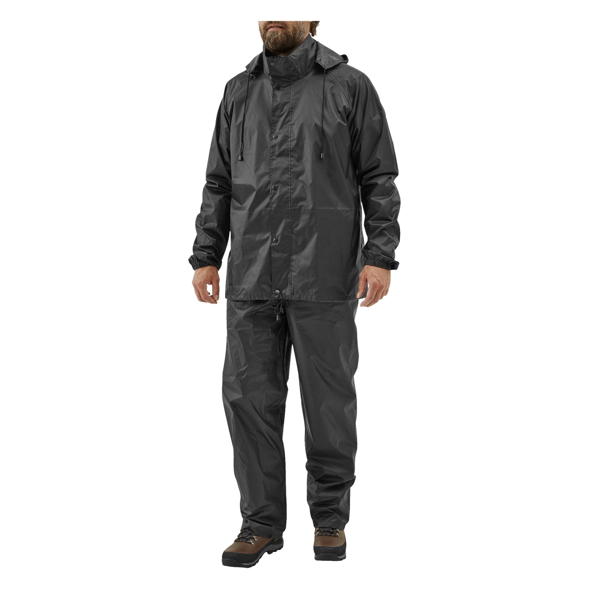 Jemand trägt das Kayoba Outdoor Rainsuit Viken zweiteiliges Set, das eine entspannt sitzende schwarze wasserdichte Jacke und passende Hosen umfasst, ergänzt durch braune Wanderschuhe. Diese Kleidung soll zuverlässigen Schutz gegen Außenwetter bieten.