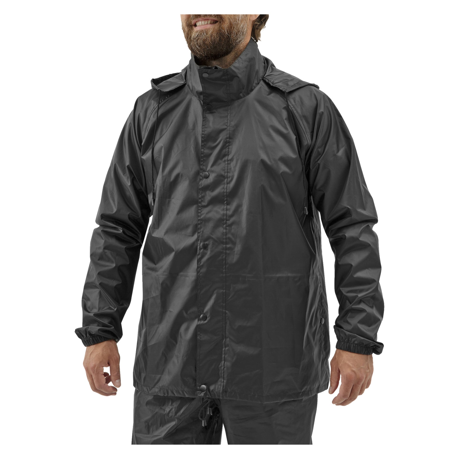 Ein lächelnder Mann blickt nach vorne, gekleidet in das Kayoba Outdoor Rainsuit Viken Zweiteiler-Set – eine glänzende schwarze Jacke mit hohem Kragen, Kordelzügen und Druckknöpfen – kombiniert mit passenden Hosen. Nur sein Kopf und Oberkörper sind zu sehen.