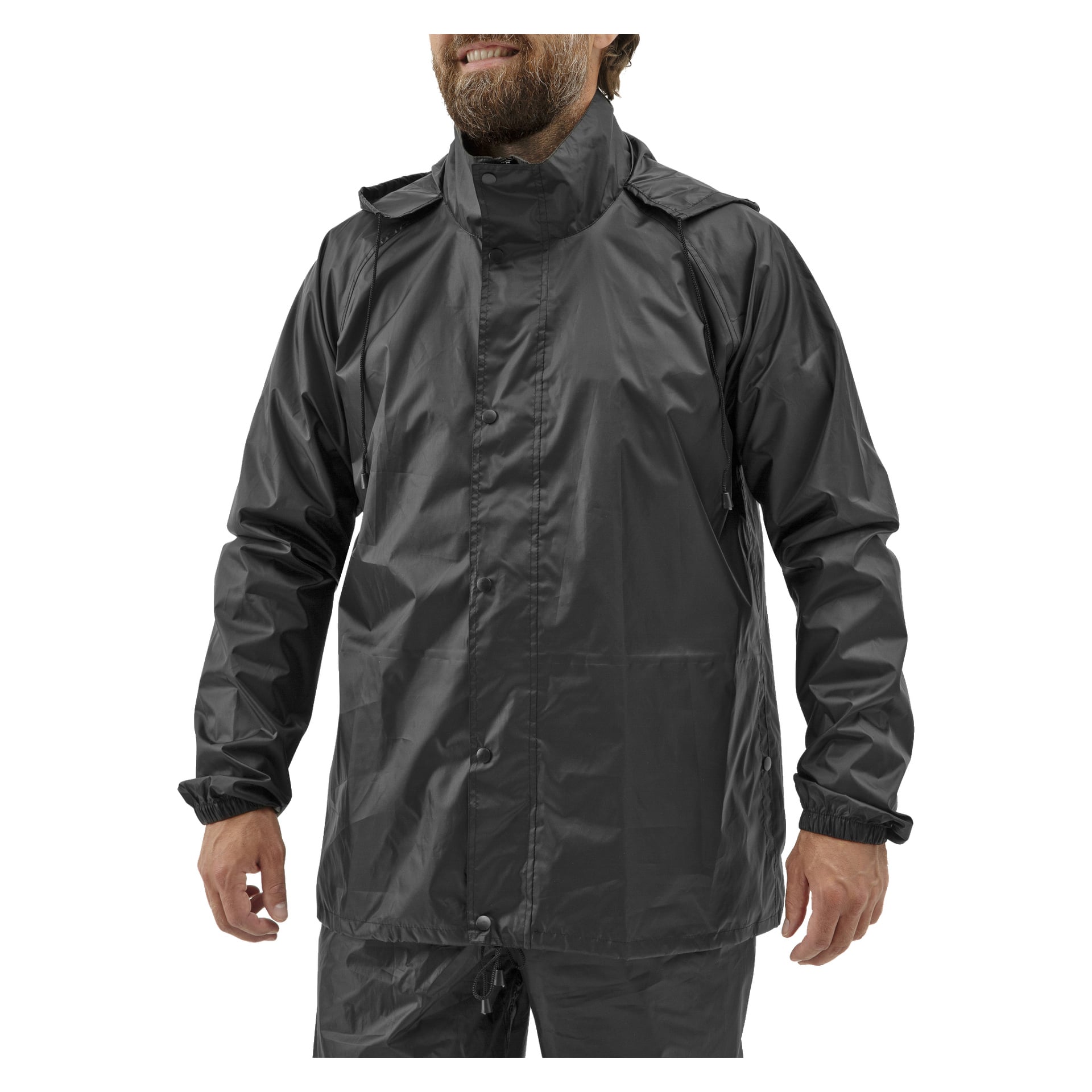 Ein lächelnder, bärtiger Mann blickt nach vorne und trägt den Kayoba Outdoor Rainsuit Viken, ein zweiteiliges schwarzes wasserdichtes Outfit mit einer Jacke mit hohem Kragen, Kapuze, Druckknopfverschluss und elastischen Manschetten.