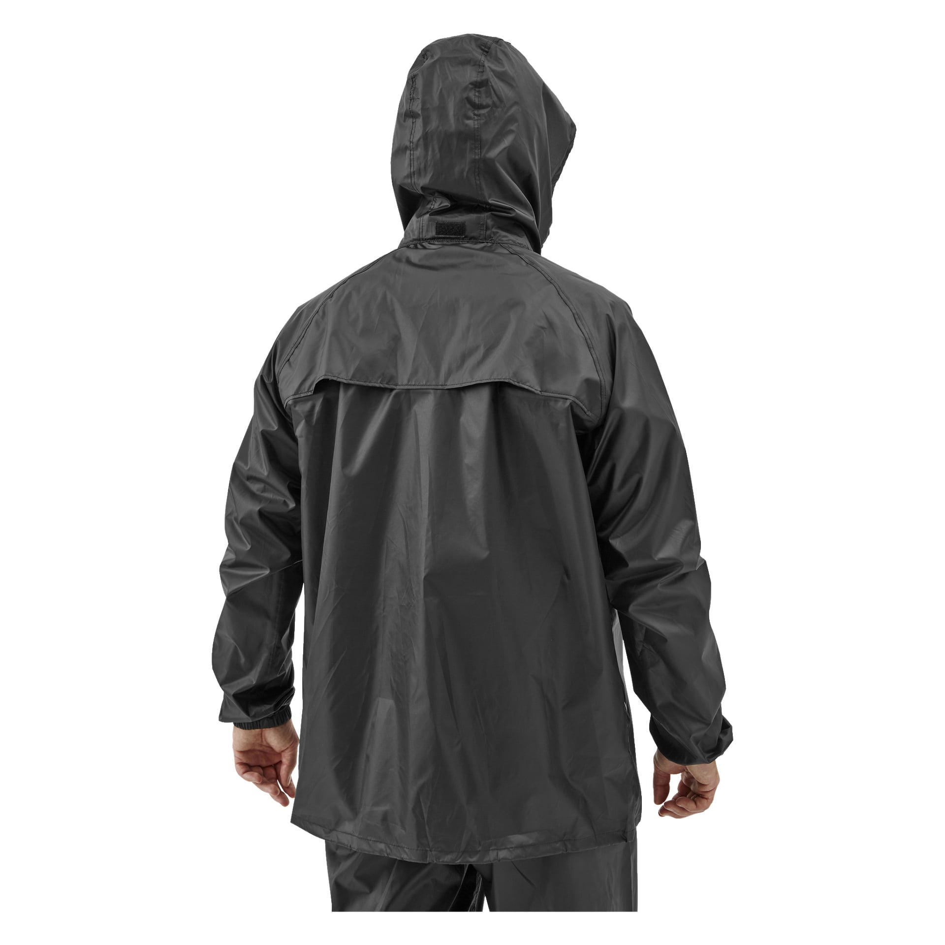 Die Rückansicht einer Person, die den schwarzen, zweiteiligen Kayoba Outdoor Rainsuit Viken trägt. Die Jacke sitzt locker und hat eine schlitzartige Klappe über den oberen Rücken, während der linke Arm der Person an der Seite liegt.