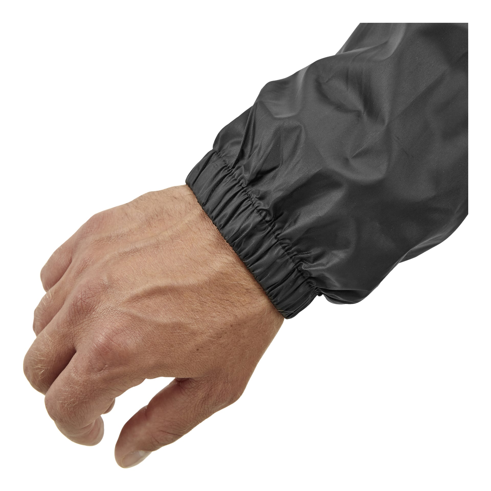 Eine Nahaufnahme der linken Hand und des Handgelenks einer Person, die das Kayoba Outdoor Rainsuit Viken 2-teilige Set trägt, zeigt ein schwarzes langärmliges Hemd mit elastischem Ärmel.