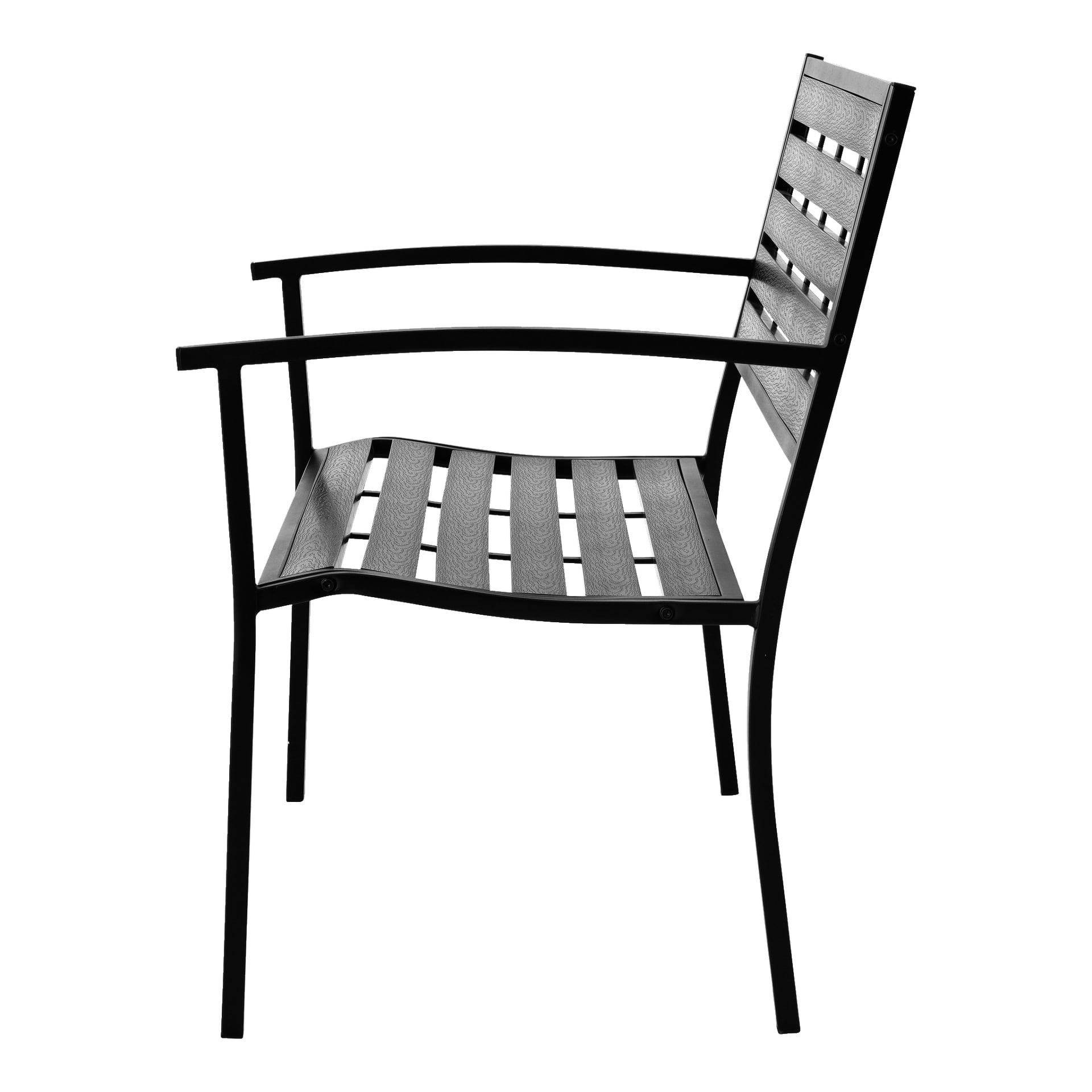 En svart metallbänk i EKVIP med horisontella ribbor på sätet och ryggstödet, två armstöd och fyra ben syns från sidan.