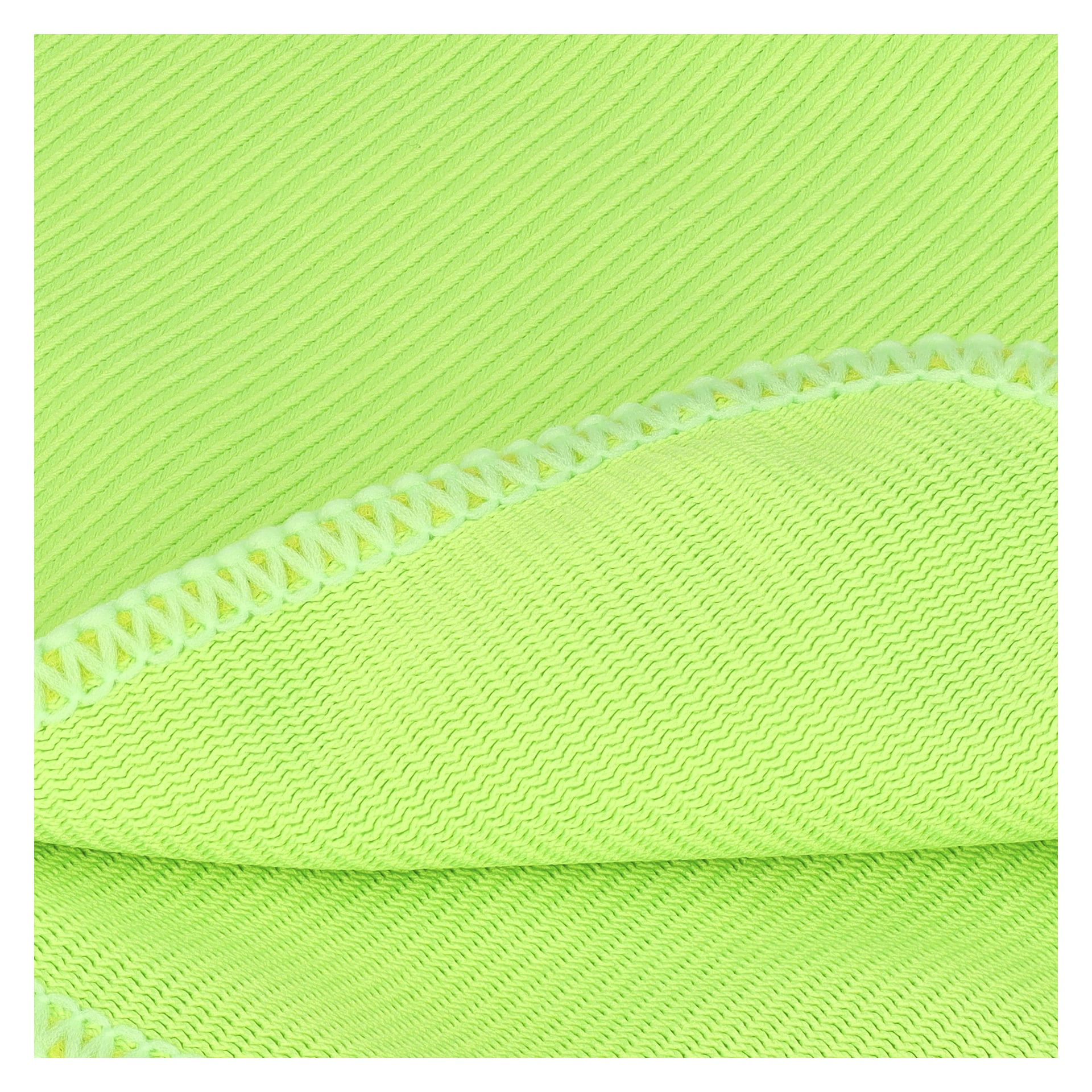 Närbild på ett klargulgrönt Hamron Microfiber-tyg från ett set om tre. Tyget visar ett tydligt diagonalt resårmönster och har sicksacksöm längs sin prydligt vikta kant. Materialet verkar slätt, elastiskt och troligen gjort av syntetiska fibrer eller en blandning, med till och med belysning som framhäver dess detaljer.