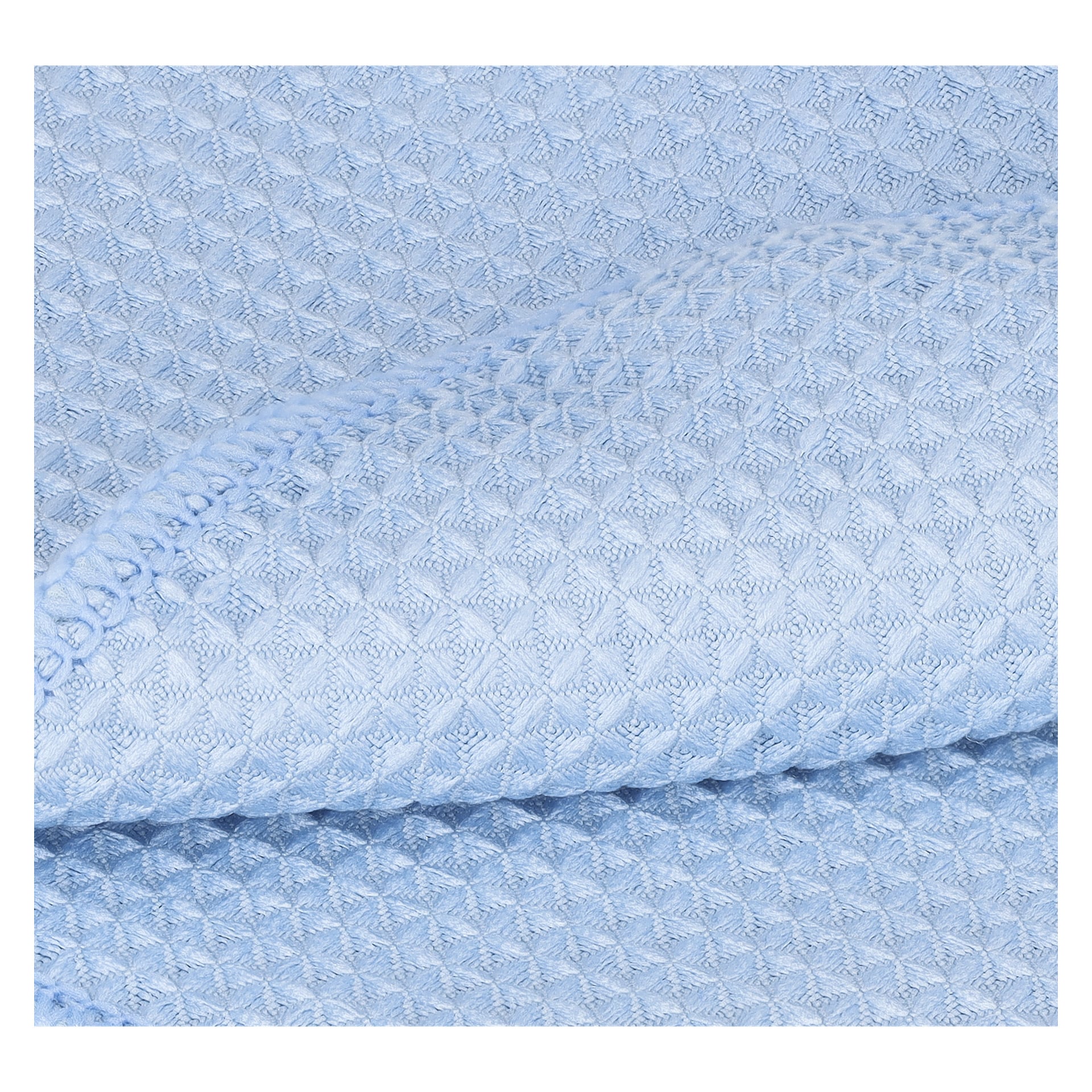 Närbild på tre ljusblå Hamron Microfiber-tyger, som visar deras diamantmönstrade, texturerade yta. Tygerna är vikta för att avslöja flera lager, vilket framhäver de fina sömmen och det robusta vävda tyget.