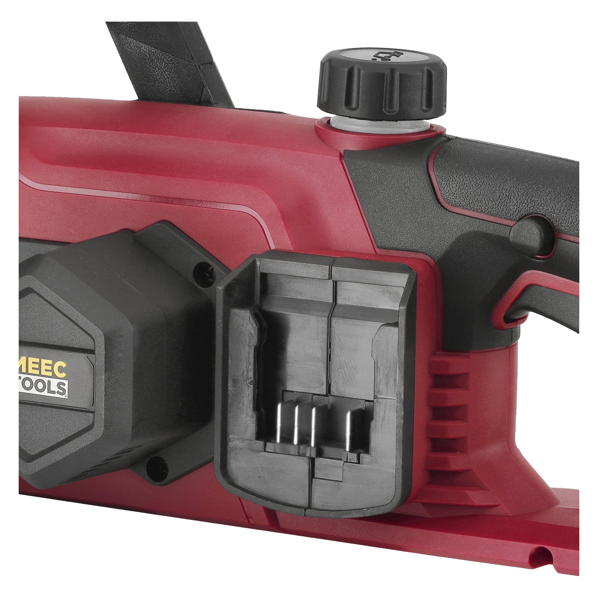 Nahaufnahme einer rot-schwarzen, batteriebetriebenen Kettensäge, CS-18V HOME 500, die den Griff, das Batteriefach, den oberen Knauf und einen Teil des Motorgehäuses hervorhebt. Das Werkzeug zeigt das Label Meec Tools Multiseries.