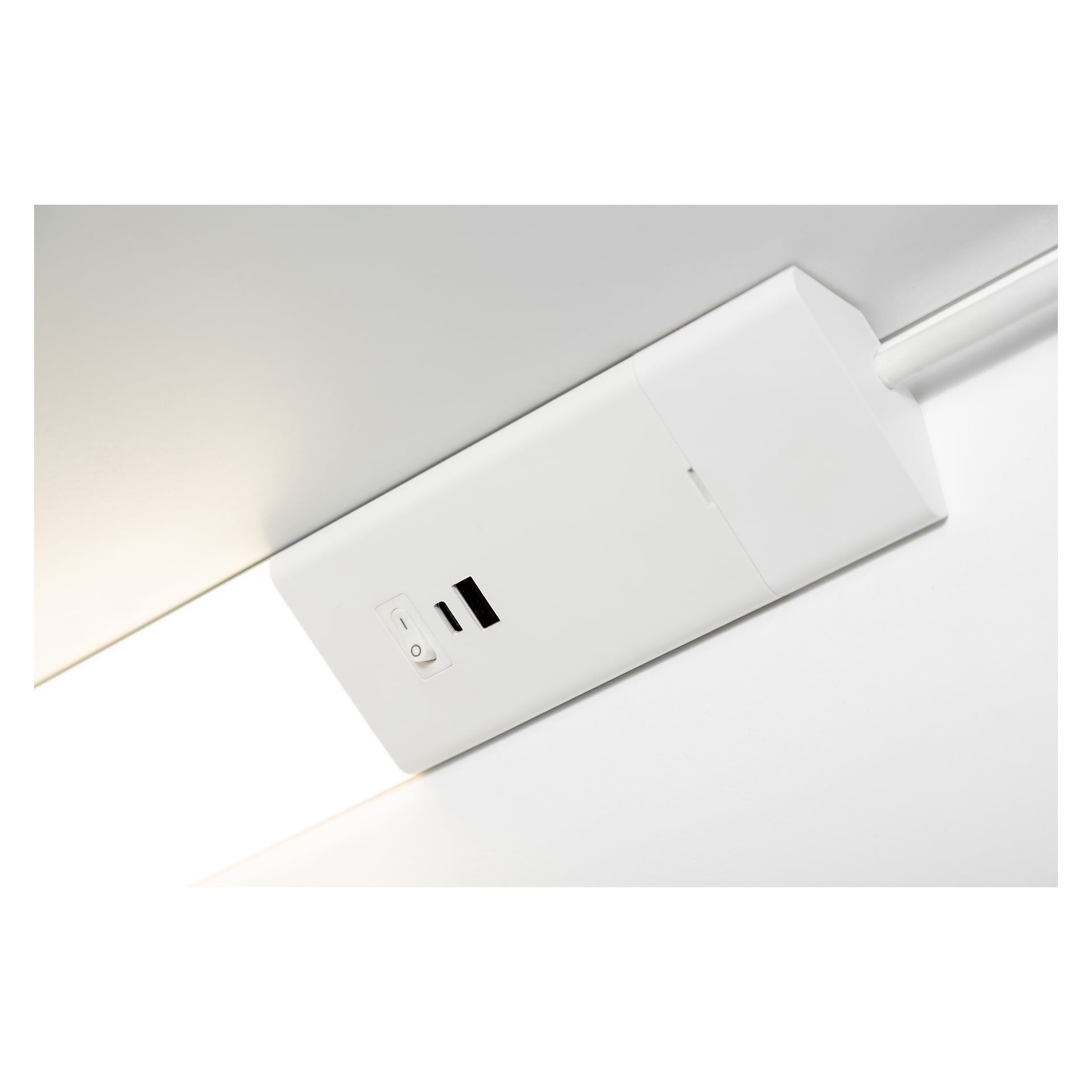 Anslut Worktop LED-lampa monterad i taket, visad i närbild med rektangulär lock, strömbrytare, två USB-portar och en upplyst sidopanel.