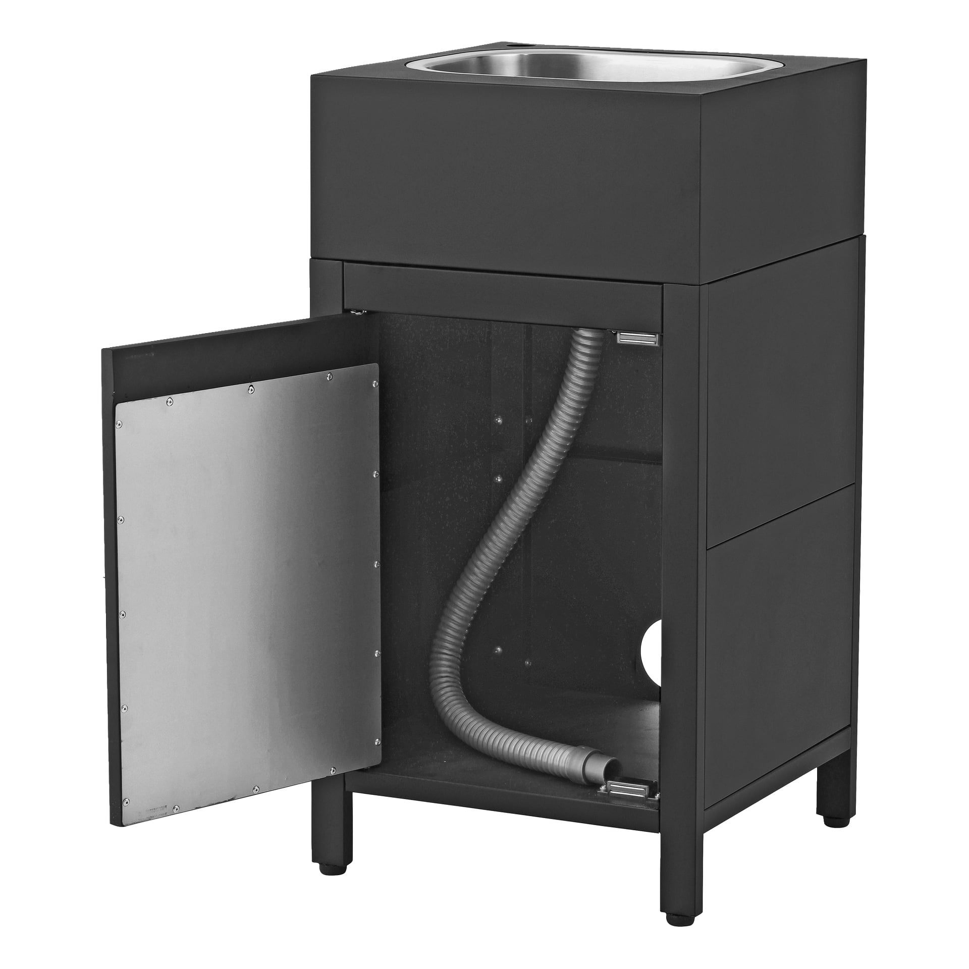 Ein freistehender schwarzer Schrank namens Burns & Barkles Countertop with Sink Outdoor Kitchen 4343B verfügt über ein darauf montiertes Spülbecken aus Edelstahl. Die Vordertür ist offen und zeigt ein Inneres mit einem flexiblen Metallabflussschlauch und einer hinteren Aussparung für Sanitäranschlüsse.