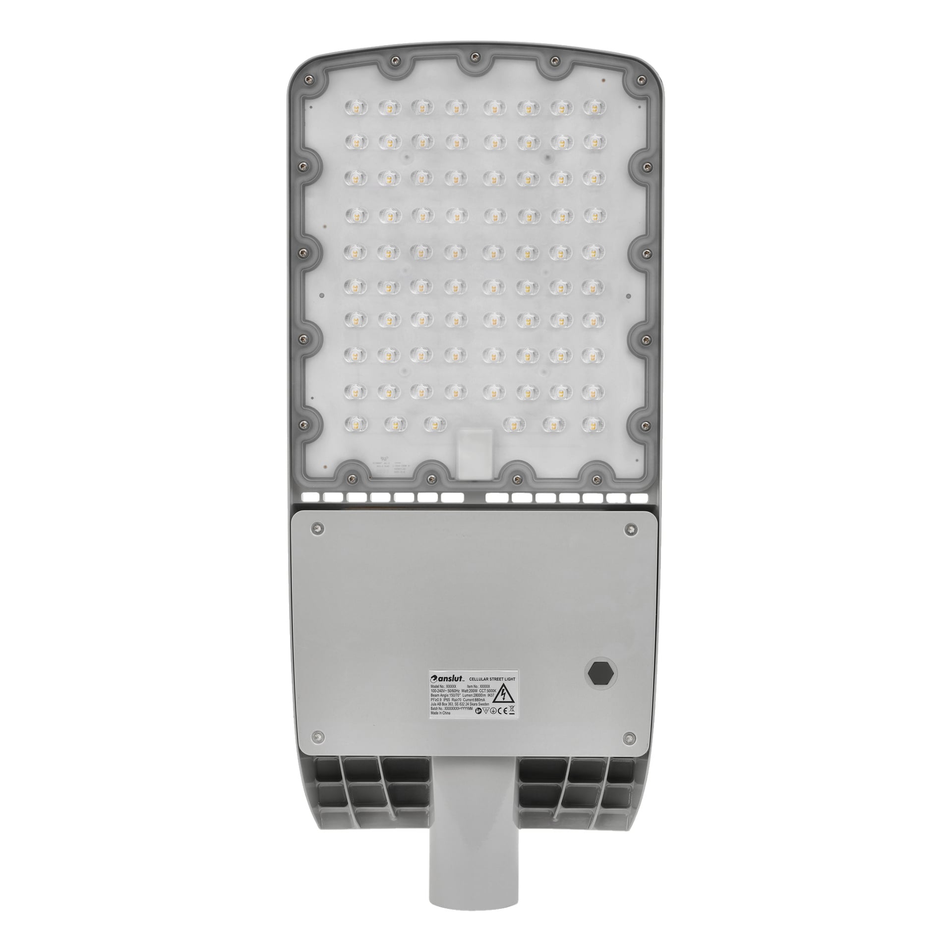 Anslut LED-gatubelysningen har en rektangulär form och innehåller många små LED-lampor insatta i ett grått metallhölje. Den inkluderar ventilationsgaller och har en teknisk etikett nära botten. Denna lampa är avsedd för belysning av utomhusmiljöer i staden.