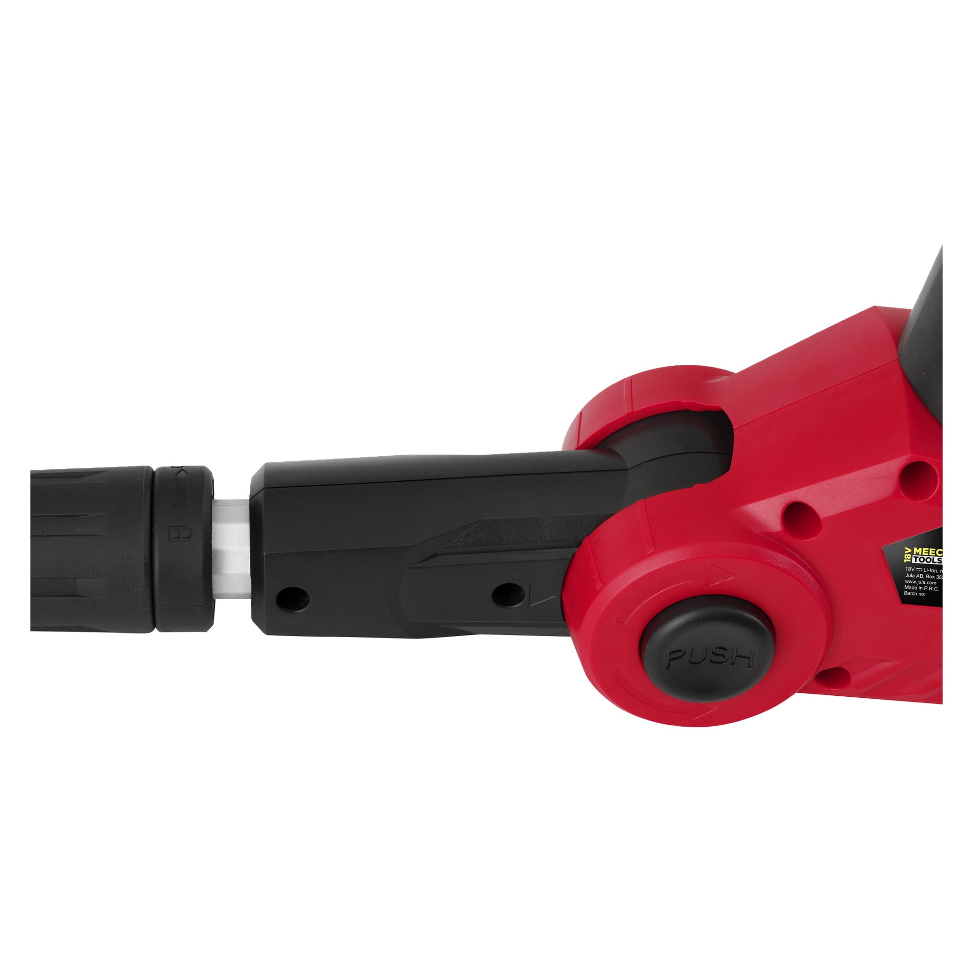 Detaljerad närbild av en batteridriven häcksax från Meec Tools Multiseries, som framhäver det röda och svarta teleskophandtaget med en tydligt markerad TRYCKKNAPP och en del av etiketten synlig. Bilden fokuserar på verktygets kropp och anslutningslederna.