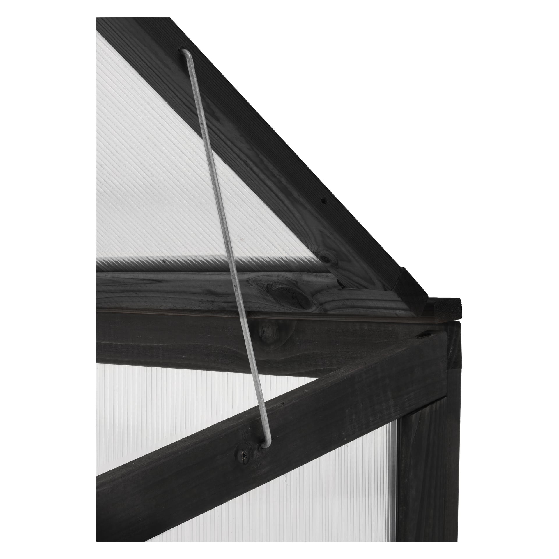 Detaljerad närbild av ett Hard Head Greenhouse för odlingskrage, med svart träram och halvtransparenta korrugerade plastpaneler, med ett grått snöre spänt diagonalt för bärande stöd.