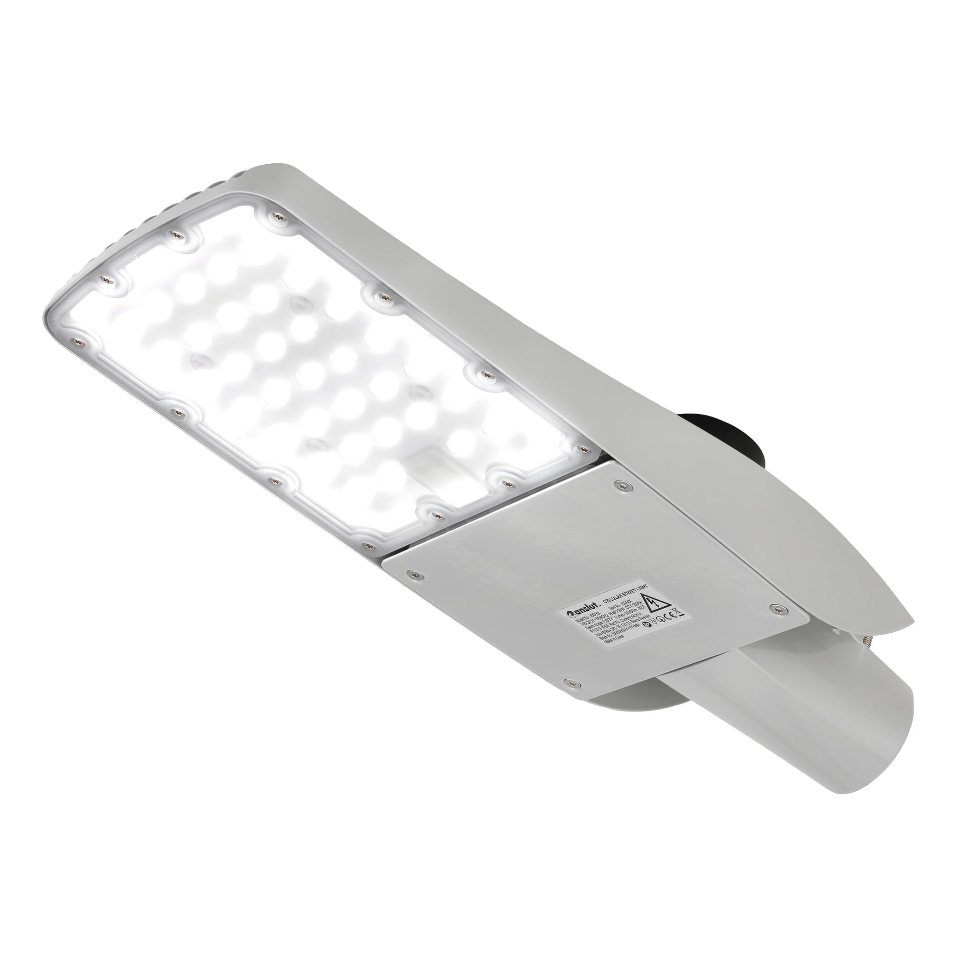 Närbild av LED-belysningen på Anslut Street visar dess moderna rektangulära vita hölje med en etikett på den nedre delen. LED-lamporna är tända och kastar ett starkt ljus.