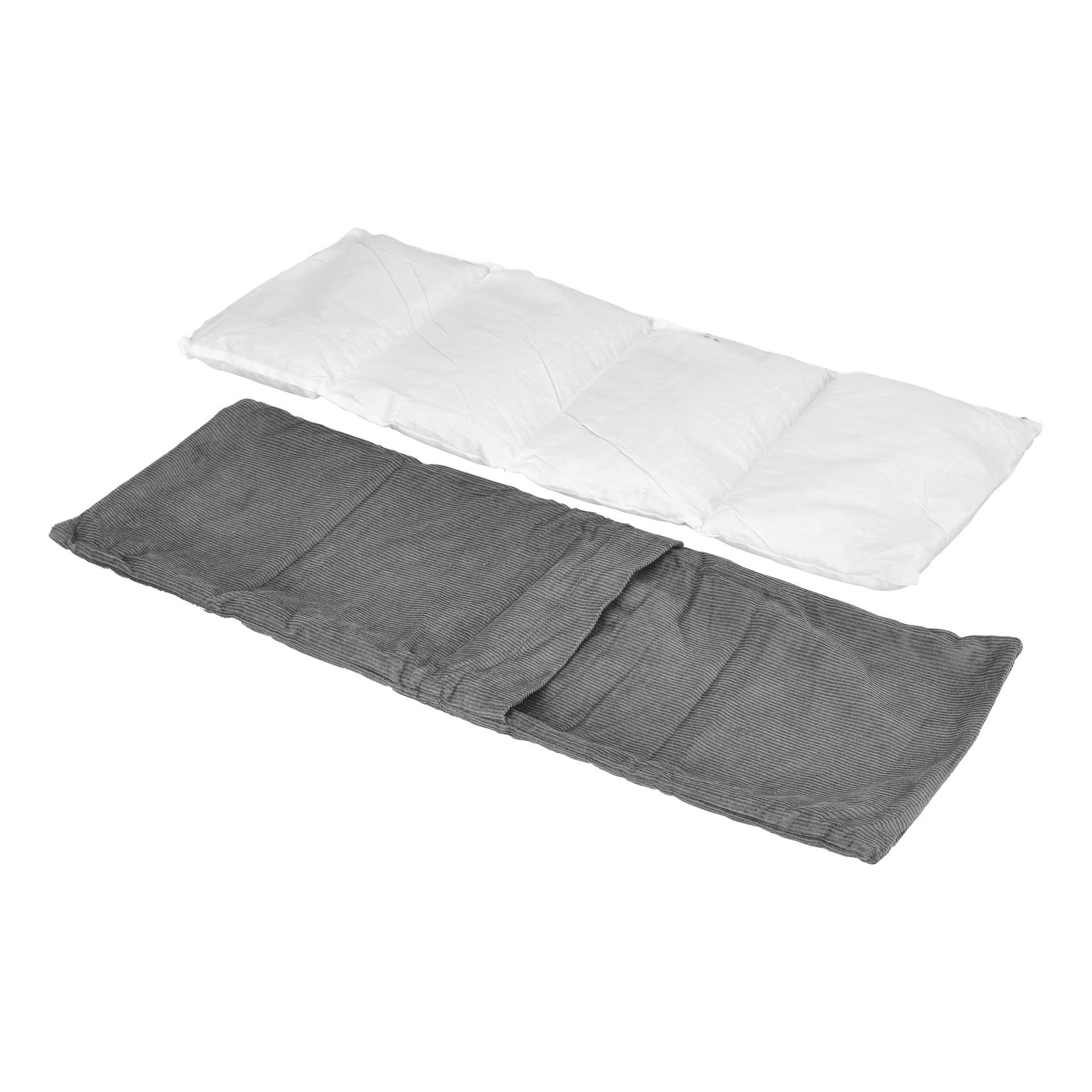 En vit Wheat cushion från Menuett ligger bredvid ett grått ribbat tygskydd, som har en öppning utformad för enkel insättning av kudden.