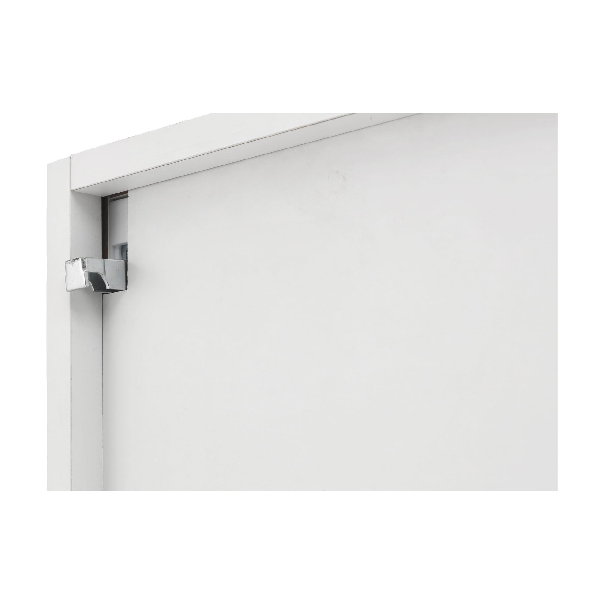 Närbild av det övre hörnet på det vita EKVIP Tall-skåpet i Girona, som visar ett delvis synligt silvergångjärn eller lås. Den enkla skåpsdesignen bidrar till ett minimalistiskt utseende.