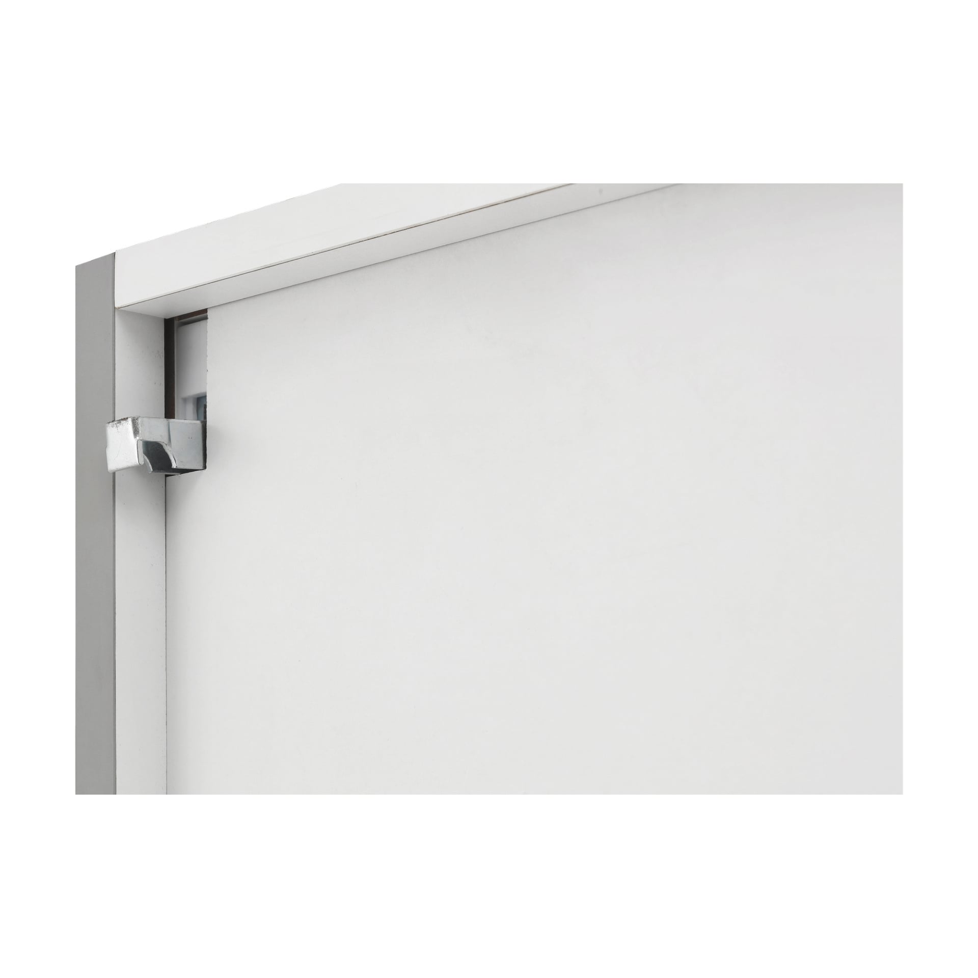 Närbild av det övre hörnet på EKVIP Tall cabinet Palermo, med fokus på dess slanka silverfärgade metallram och en liten fäst metalllås eller klämma.