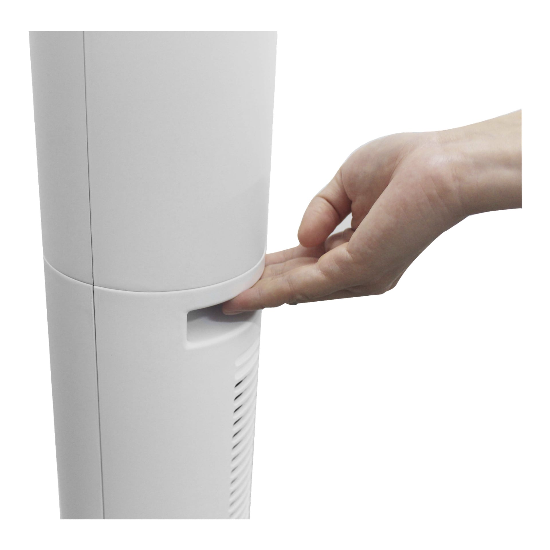 En hand trycker på en knapp på en Anslut Tower-fläkt, som är en hög vit apparat.