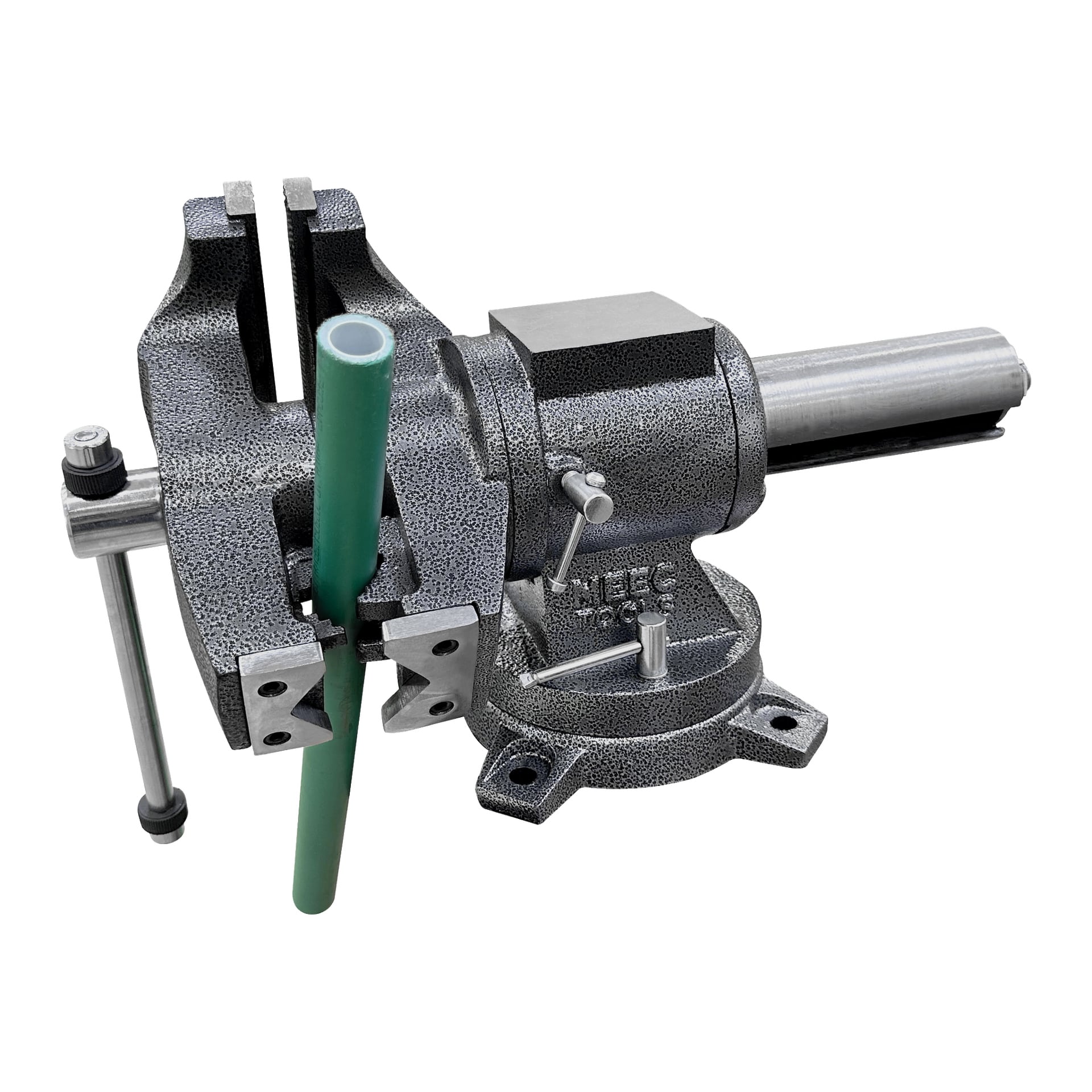 Ett Meec Tools Vice är fäst vid en arbetsbänk och greppar ett grönt cylindriskt rör hårt mellan käftarna. Skruvstädet, som är ytt i silver och svart med en texturerad yta och en roterande bas, är byggt för solida metallarbeten.