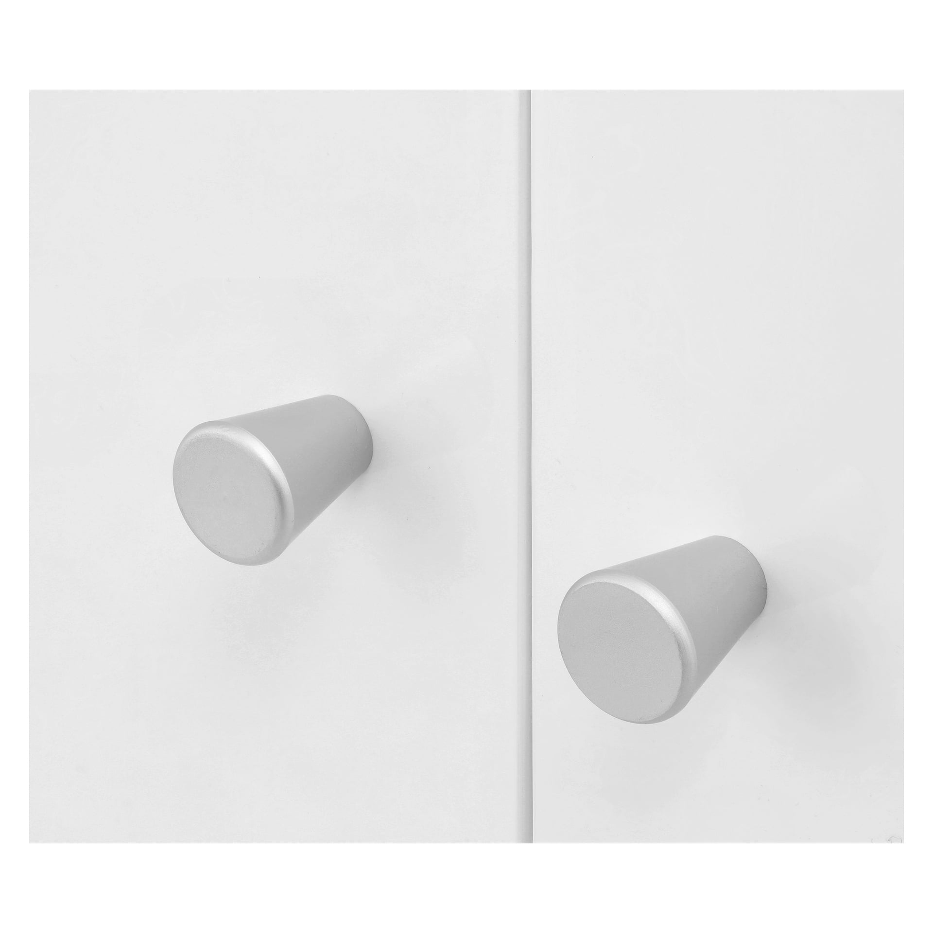 På tvättfatsskåpet är två EKVIP-silver, konformade knoppar monterade, separerade av en vertikal skarv. Scenen är minimalistisk med ett rent, neutralt färgschema.