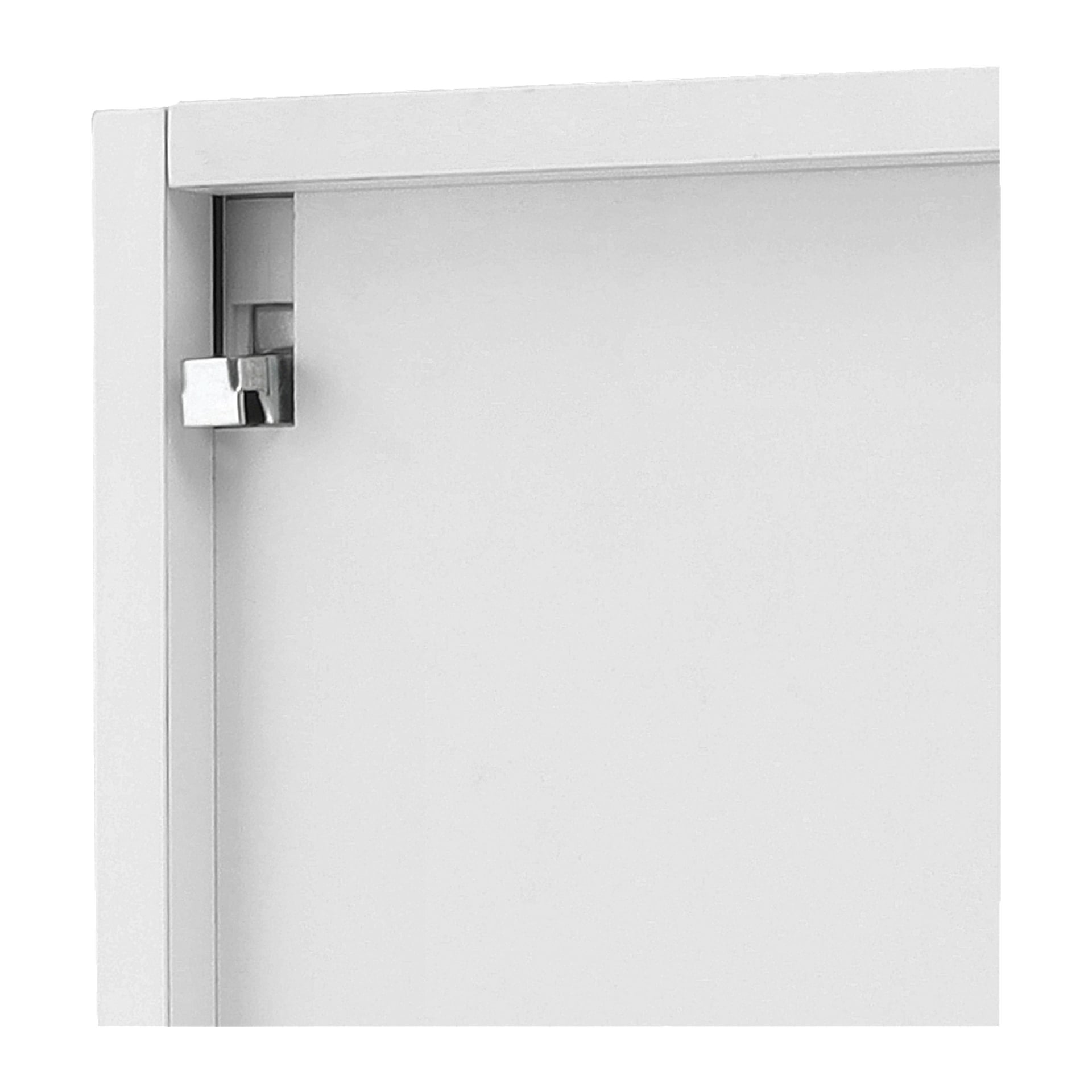 Detaljerad vy av det övre hörnet på en EKVIP-spegelskåpsdörr, med en liten metalllås fäst vid karmen. Den minimalistiska designen framhävs av den enkla bakgrunden.
