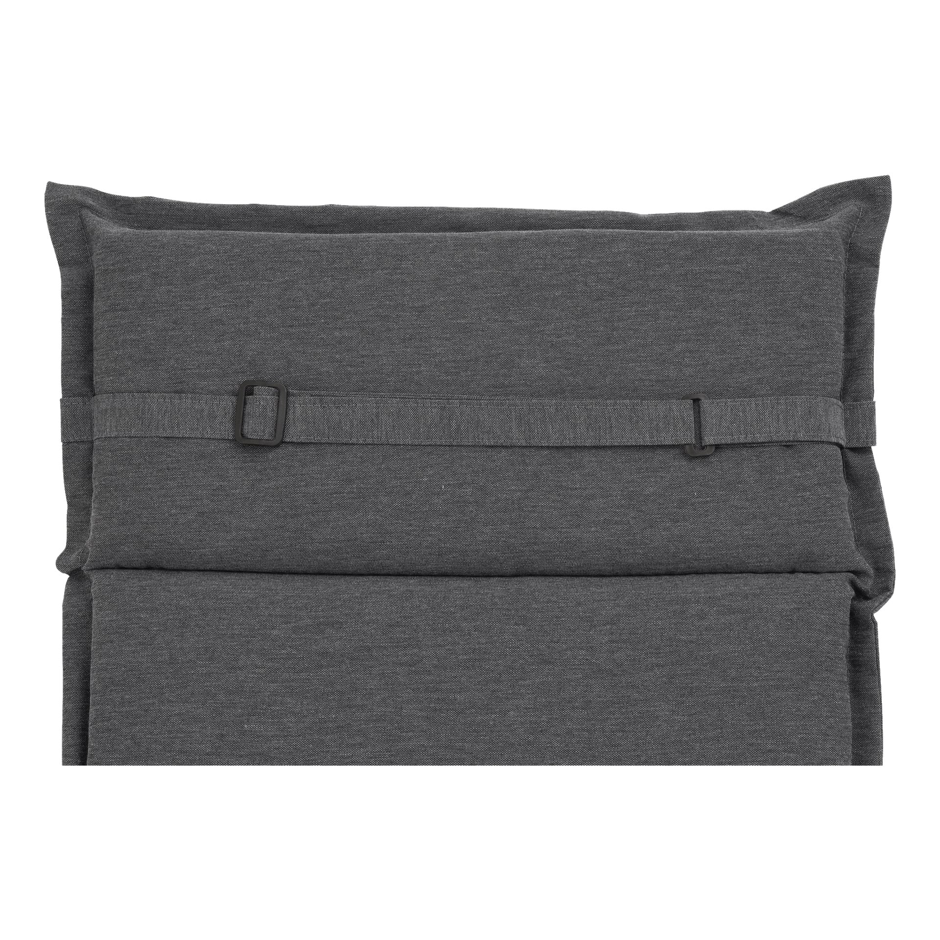 En närbild av EKVIP Cushion med hög rygg framhäver dess mörkgrå, mjuka tyg. Ett tygband med svart spänne sträcker sig över ovansidan, och kuddens kanter är mjukt rundade.