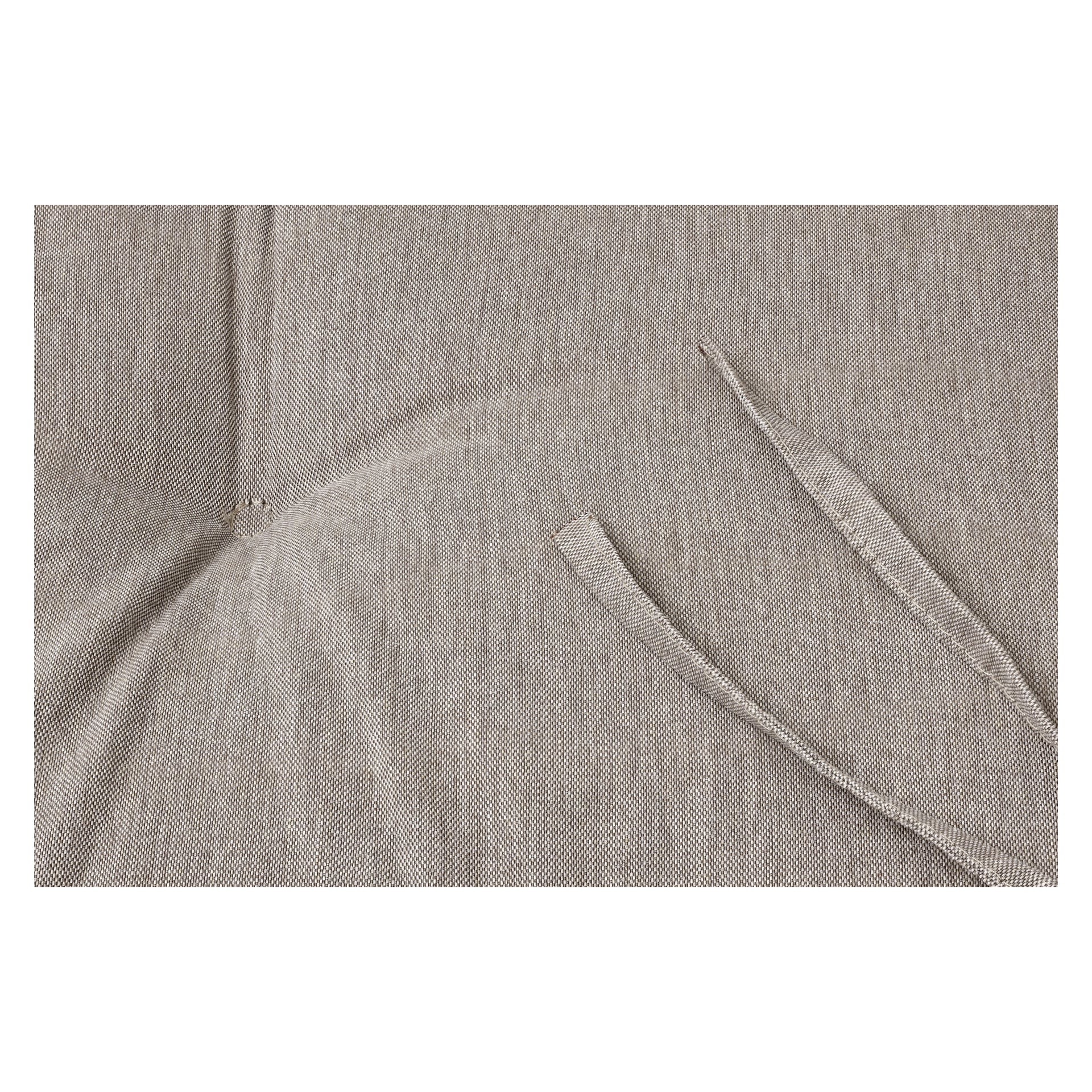 Detaljerad närbild av EKVIP Comfort-kudden med hög rygg, klädd i beige tyg med en svag diagonal väv. En framträdande knut syns till vänster, medan två oknutna tygband sträcks åt höger. Bilden visar tydligt kuddens texturerade yta och precisa sömmar.