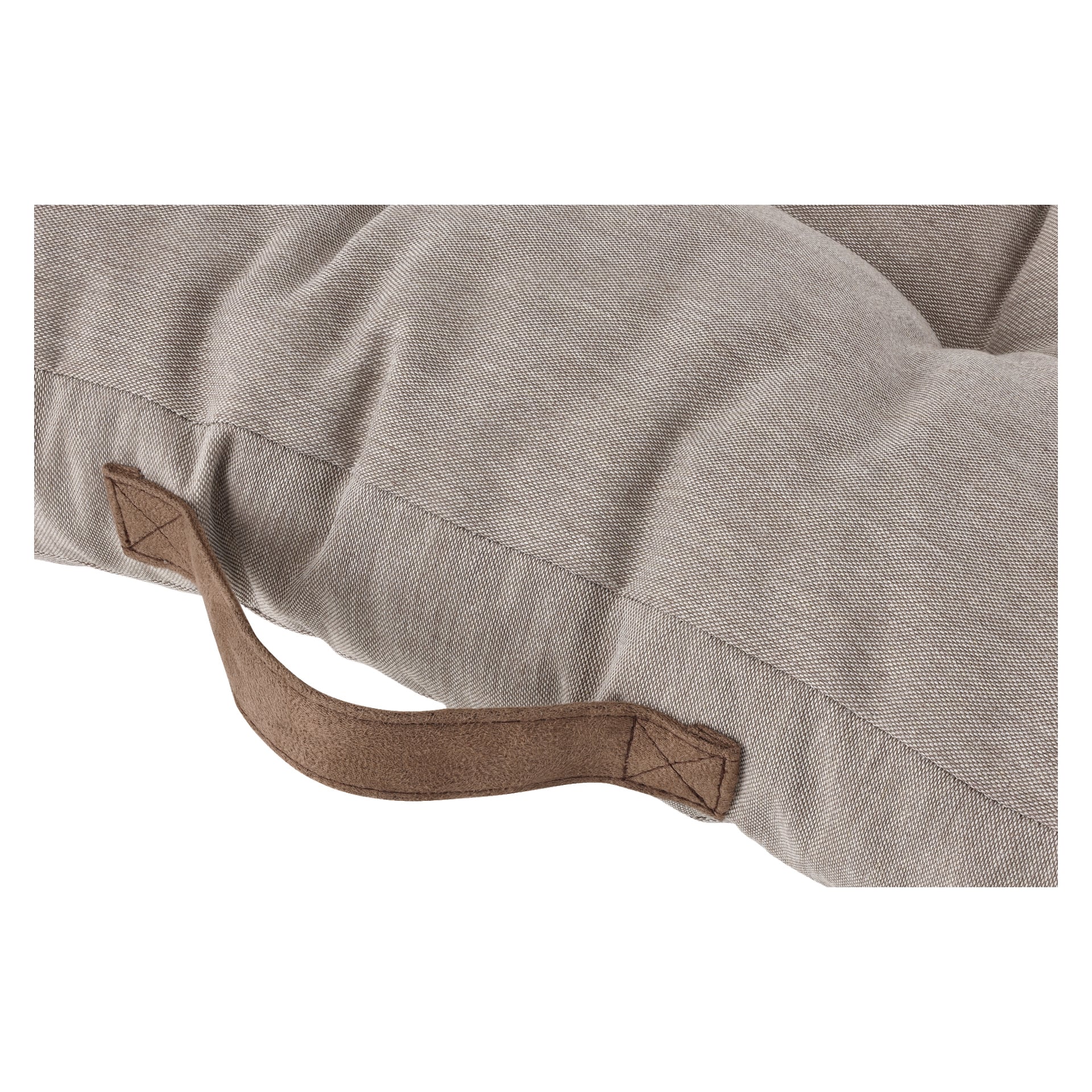Detaljerad vy av EKVIP-sittdynan i beige tyg, som visar dess texturerade yta och ett brunt handtag på sidan, fast fäst med tydliga sömmar i båda ändar.