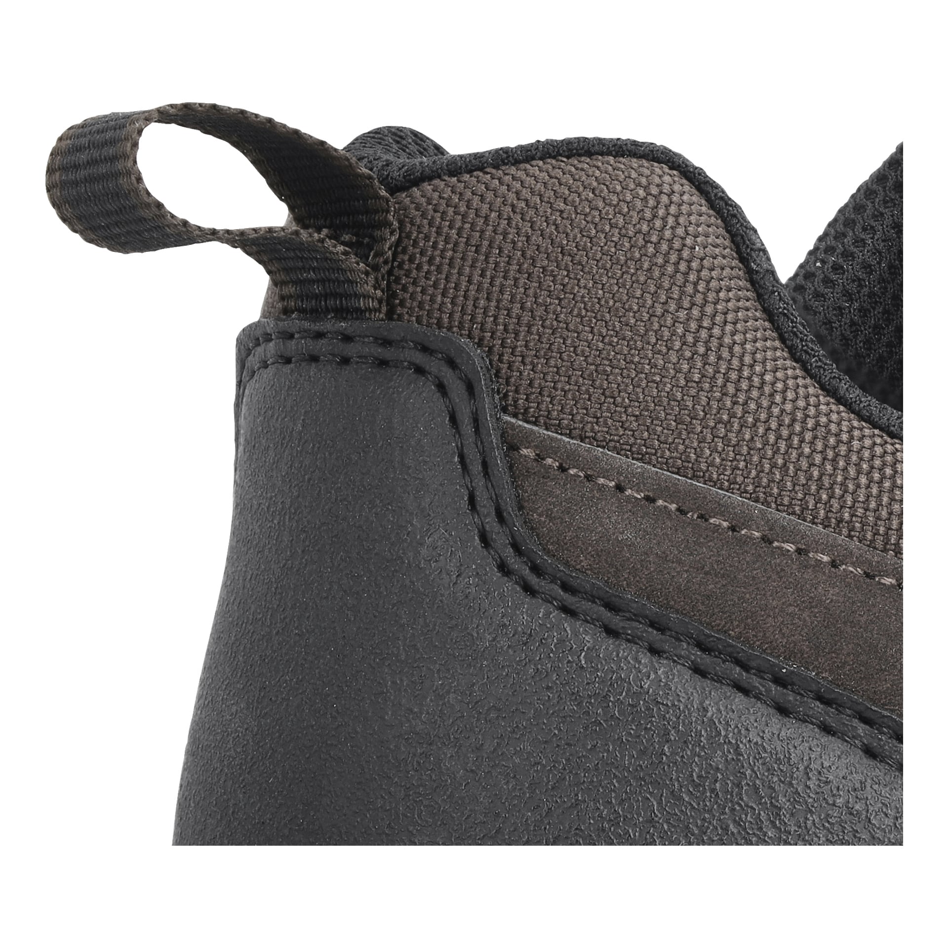 Szczegółowy widok sekcji obcasowej butów Kayoba Outdoor Casual w kolorach czarno-brązowych, z wyraźnymi przeszyciami, teksturowanym materiałem oraz wygodną zakładką z materiału z tyłu.