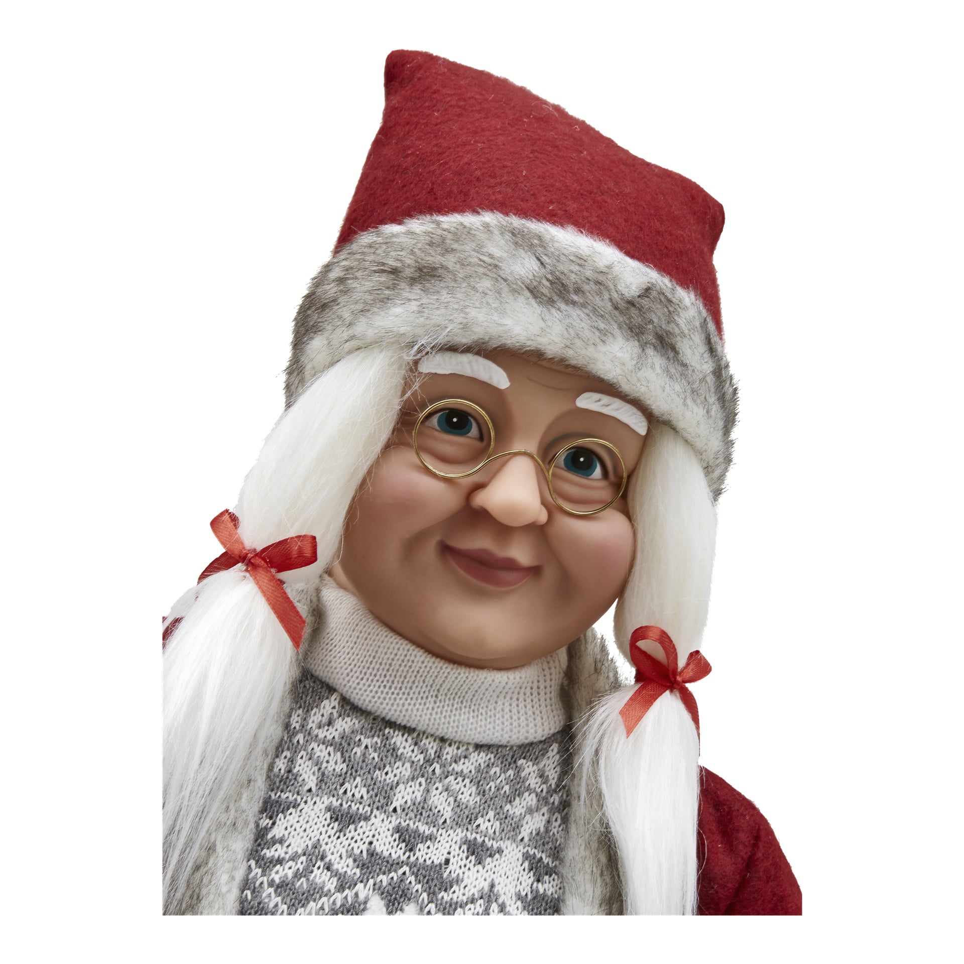 Zbliżenie na lalkę EKVIP "Mrs. Claus" z okrągłymi okularami, białymi włosami upiętymi w dwa kucyki z czerwonymi kokardkami, w czerwono-szarym kapeluszu i biało-szarym swetrze w wzór.