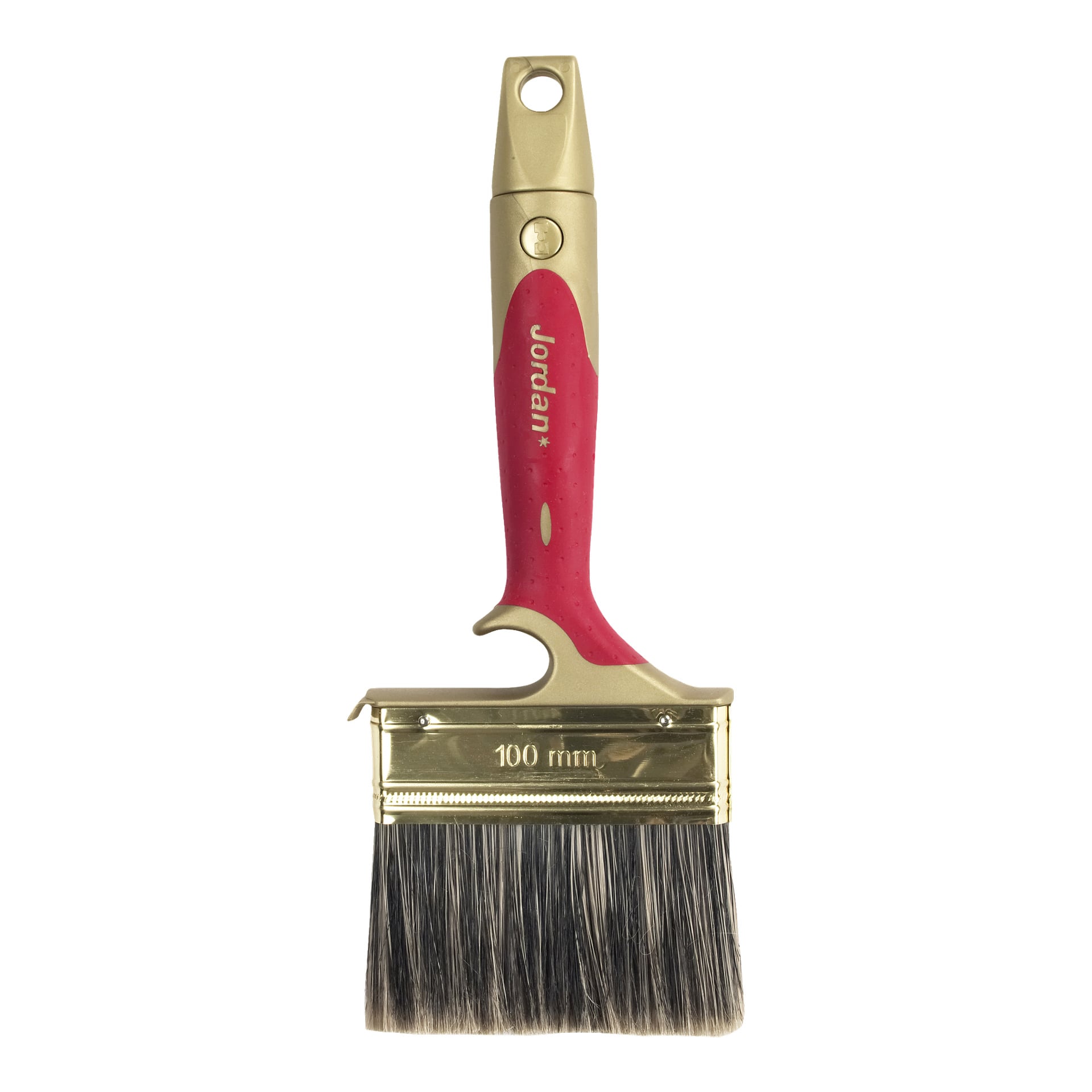 En bred 100 mm malerpensel kalt Brush Perfect Flat Ute fra Jordan, med et rødt og gullfarget håndtak merket med "Jordan" og "100 mm", syntetiske buster, en metallferrule og et hull i enden av håndtaket for å henge opp.