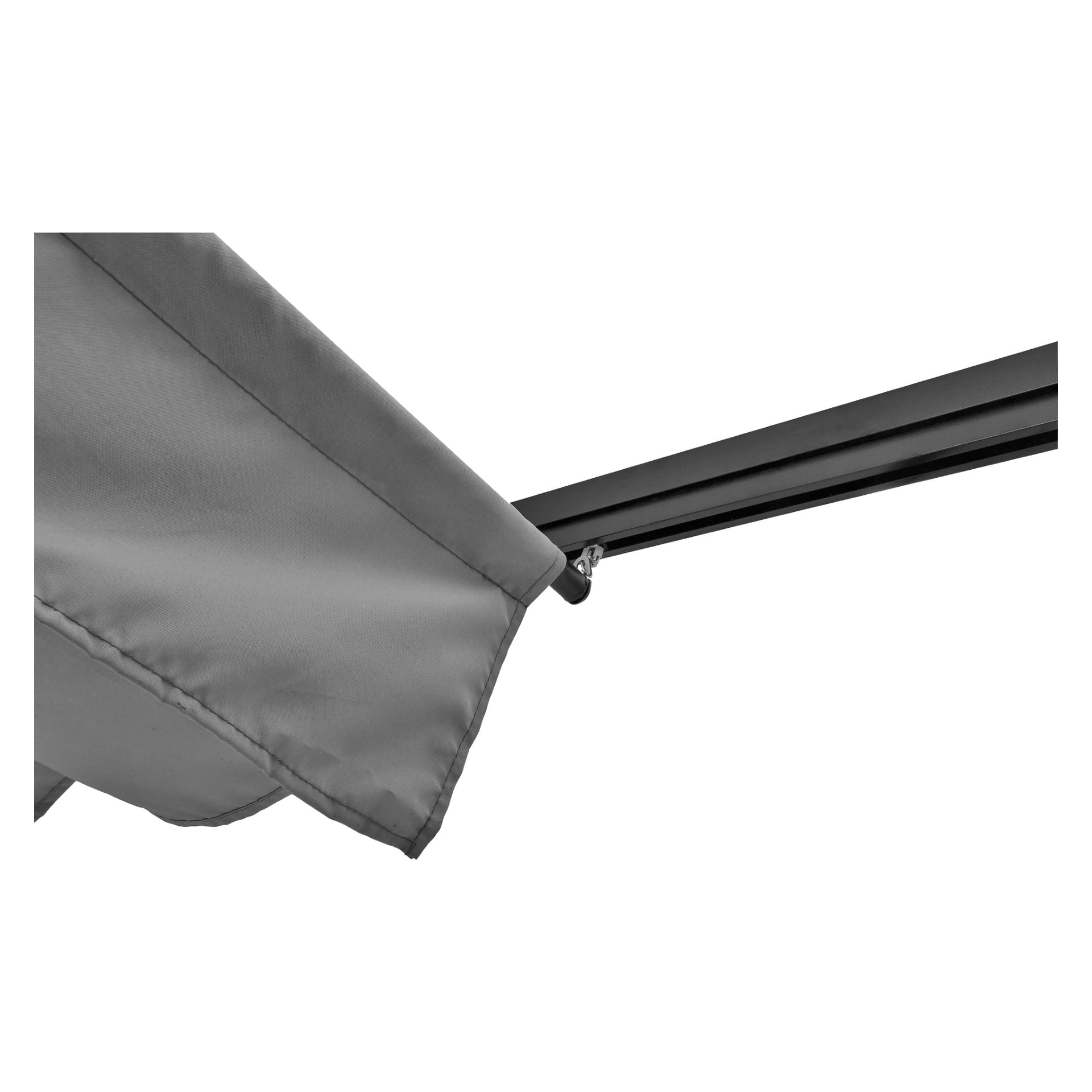 Närbild av EKVIP Pergola, som visar en grå tygbaldakin spänd över en svart metallram.