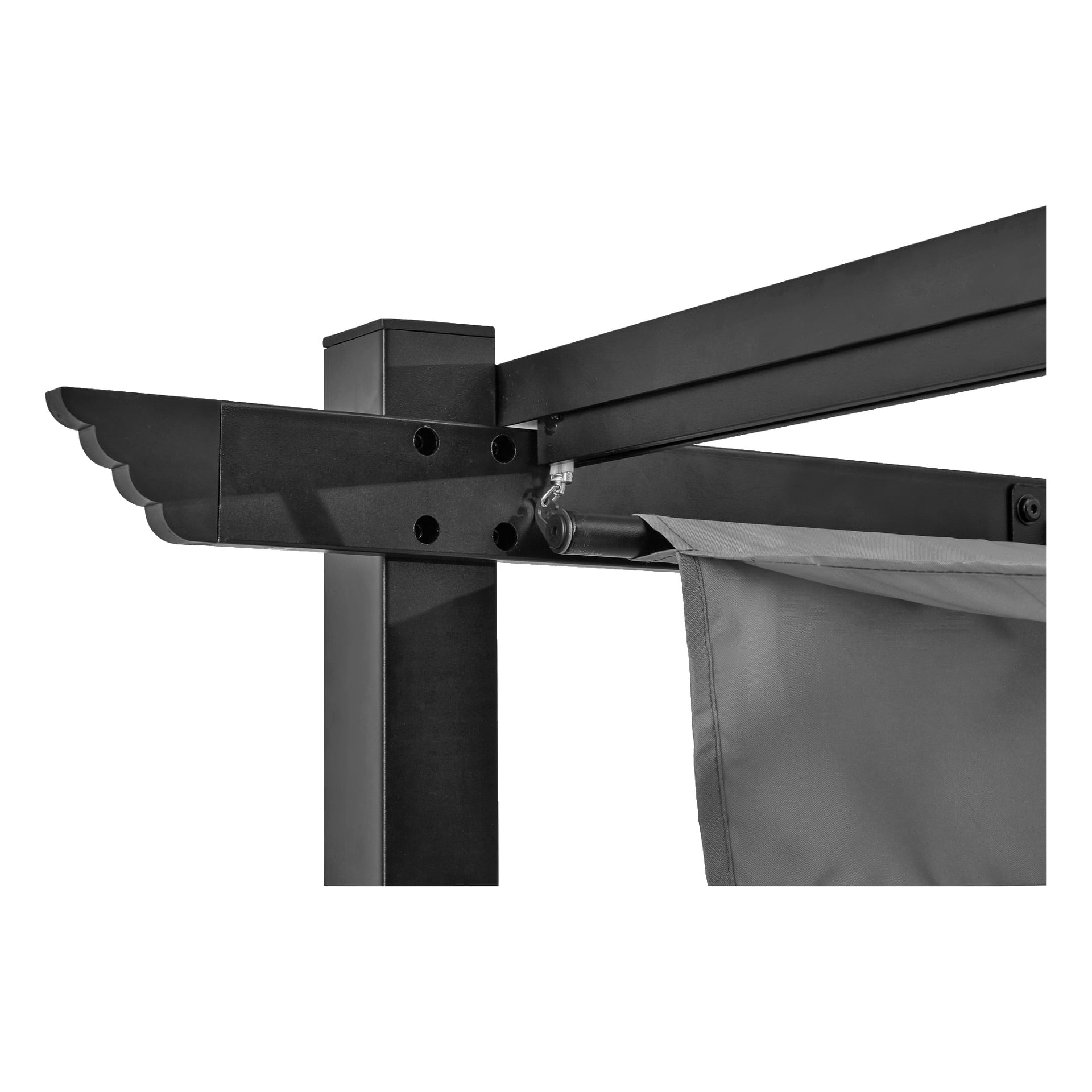 Detaljerad vy av EKVIP Pergolas slanka svarta metallram med dekorativa ändstycken, med fokus på hörnanslutningen och en del av det grå tygtaket som sträcker sig från konstruktionen.