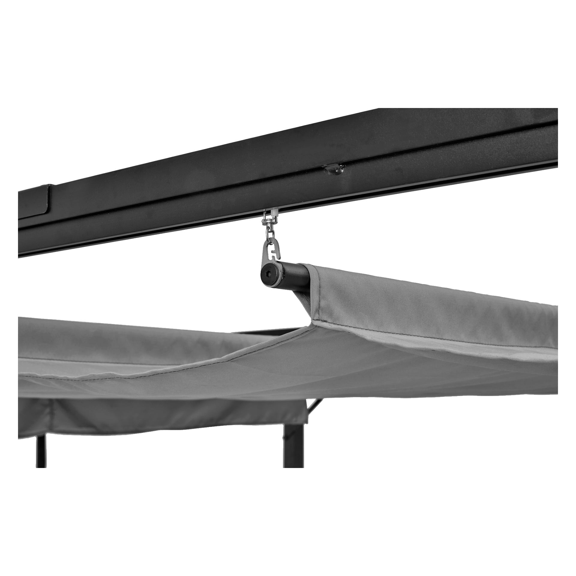 Detaljerad närbild av en EKVIP Pergola med en grå tak av tyg, fäst vid en metallram med en krok och svängklämma. Ena änden av baldakinen är prydligt vikt och hålls på plats. Fotografiet presenteras i svartvitt.