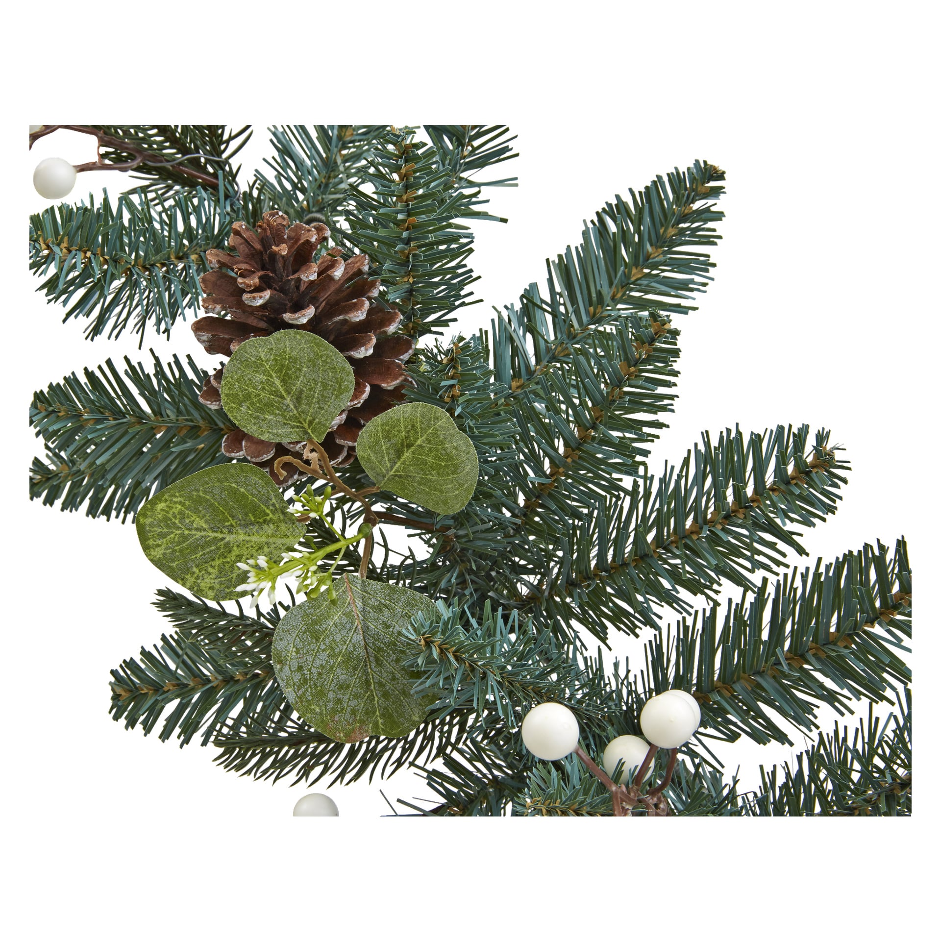En närbild av EKVIP-girlanden visar konstgjorda tallgrenar, en brun kotte, gröna blad och små vita bär.