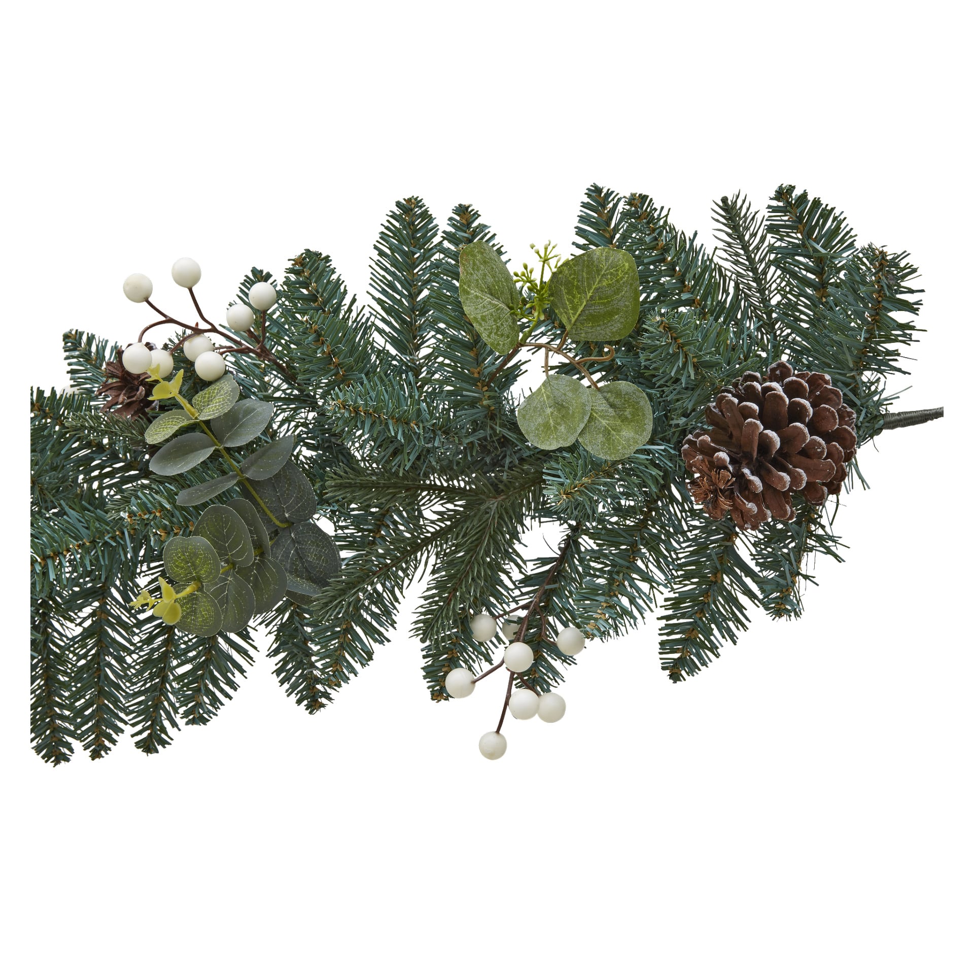 EKVIP-kransen visar konstgjorda tallgrenar, gröna blad, vita bär, en brun tallkotte och eukalyptuskvistar, alla konstfullt arrangerade.