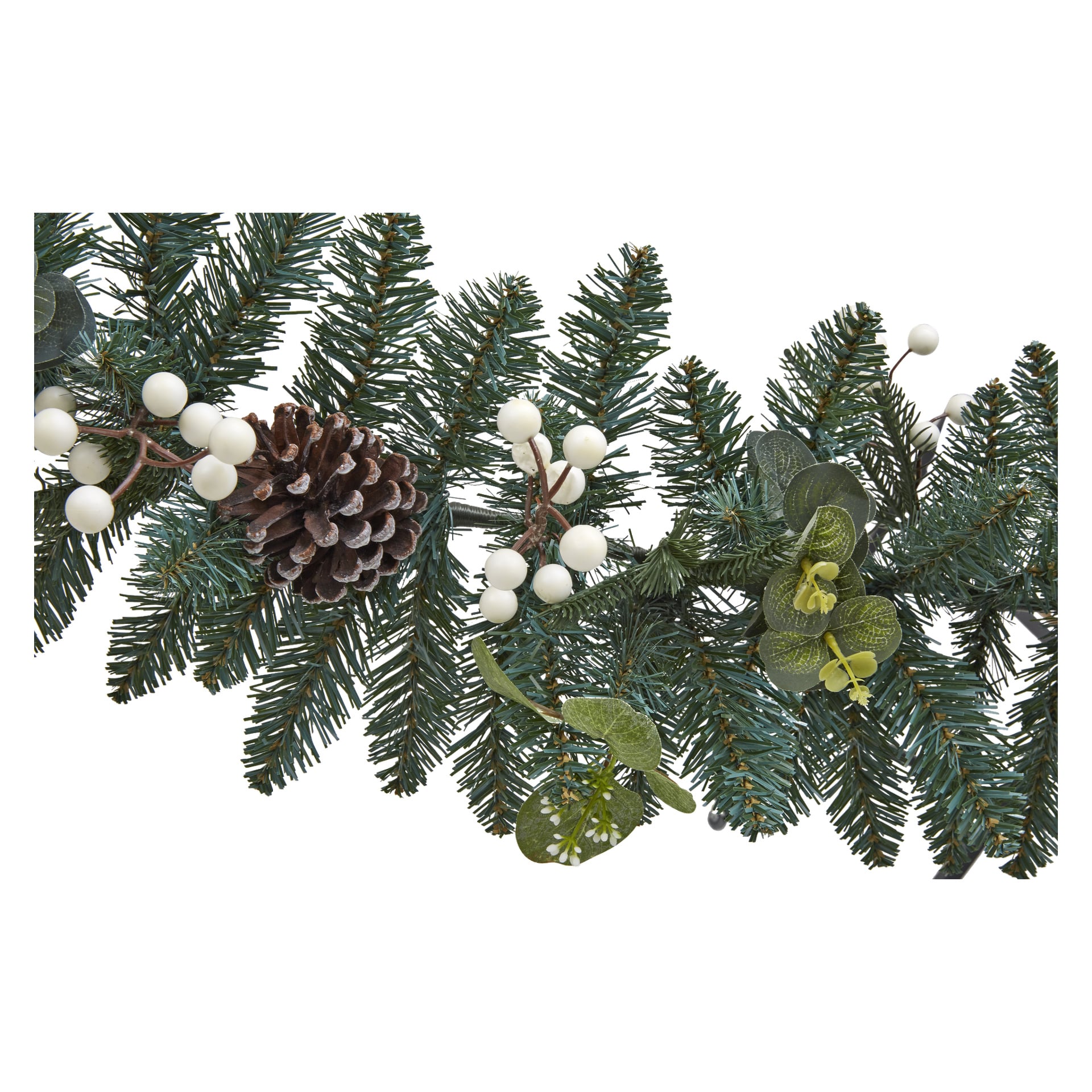 EKVIP-kransen visar konstgjorda tallgrenar dekorerade med en kotte, vita bär och gröna blad.