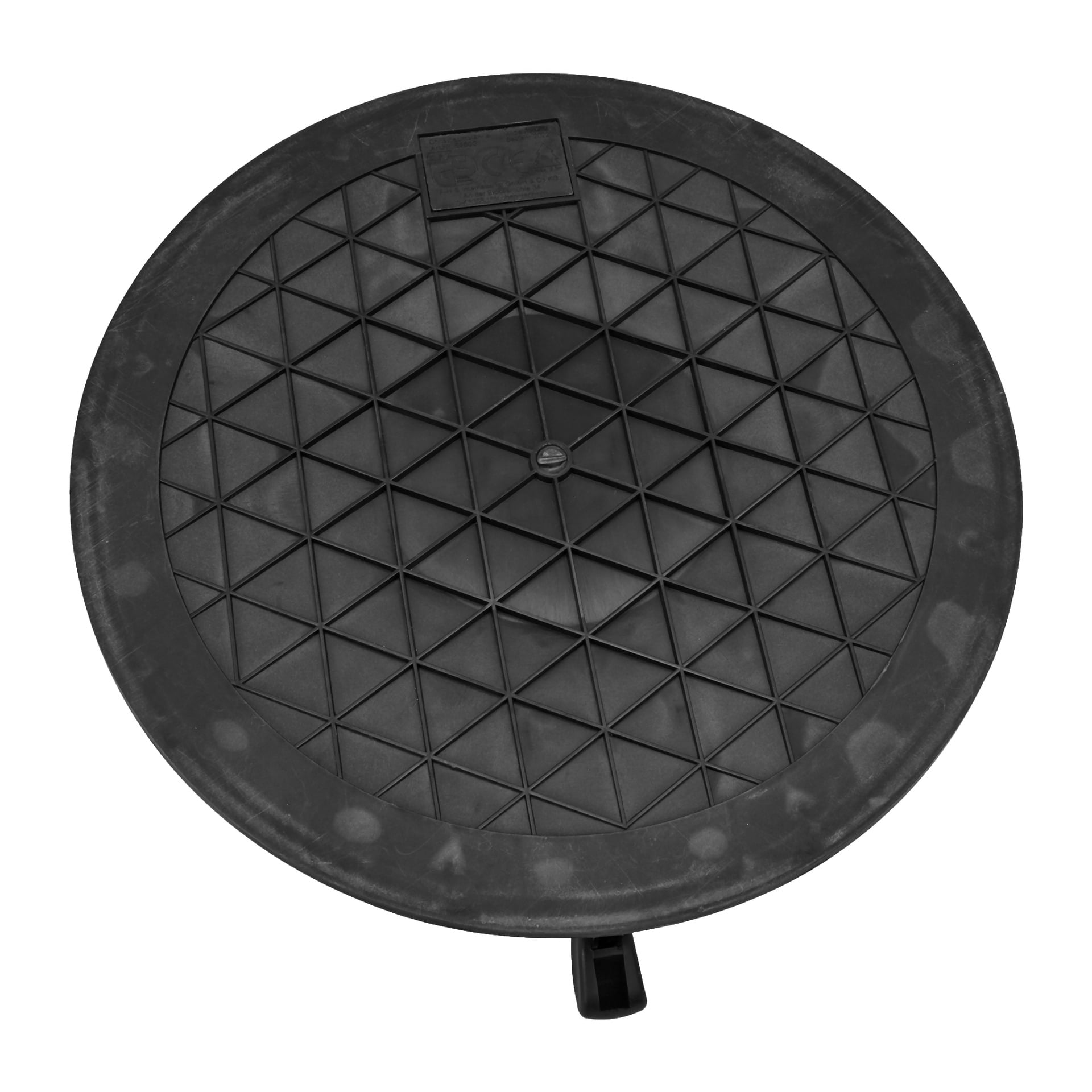 Ett runt svart julgransstativ med ett rutnät av upphöjda trianglar och ett litet handtag i kanten, sett uppifrån, från märket EKVIP.