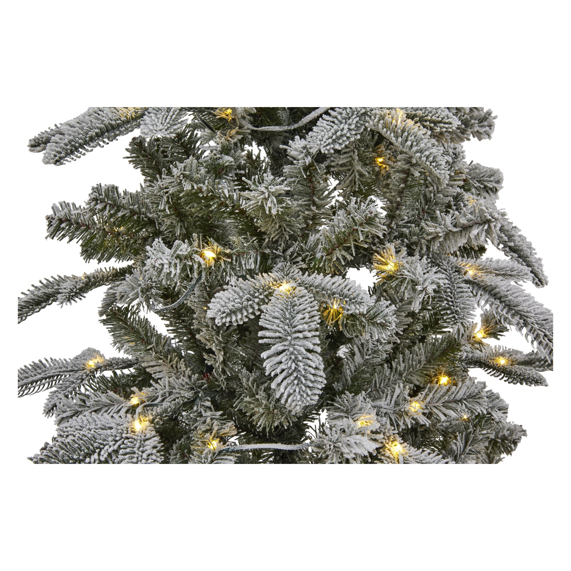 Närbild på EKVIP Lifelike Christmas Tree som visar snötäckta konstgjorda tallgrenar och inbyggda LED-lampor.