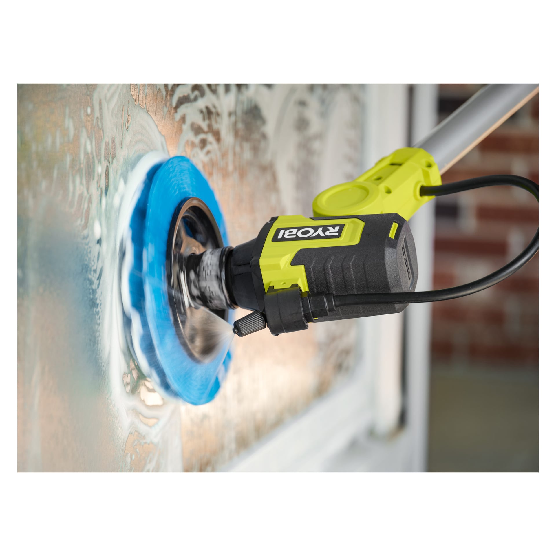 Ryobi One+ power szorberka z okrągłym końcem szczotkowym jest pokazana w akcji, czyszcząca pienistą powierzchnię szkła podczas podłączenia do prądu.