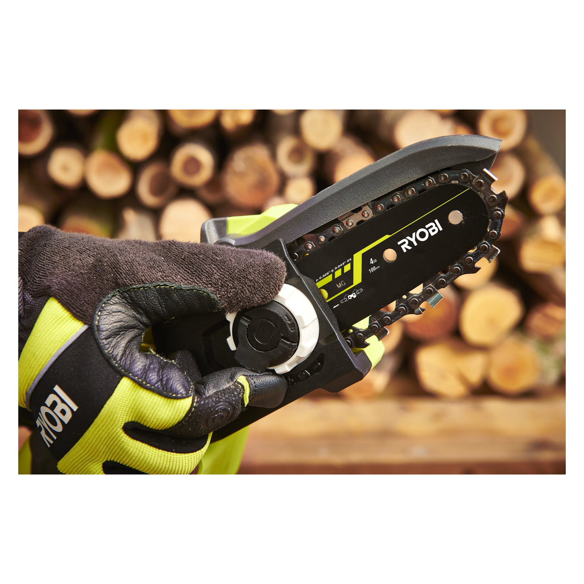 En handskbeklädd hand ses dra åt kedjan på en batteridriven beskärningssåg RY18PSX10A-120 av Ryobi One+, med staplar av sågade stockar i bakgrunden. Bilden fokuserar på verktyget och dess justeringsfunktion som används.