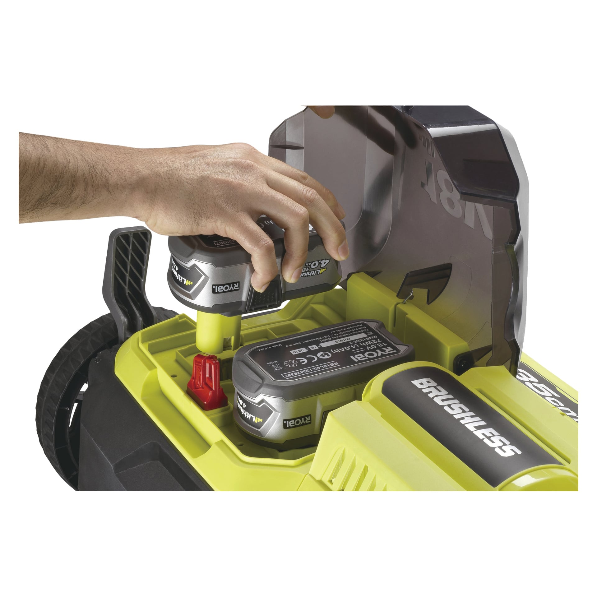 En hand placerar ett Ryobi One+ 40V litiumbatteri i facket på en gulgrön batteridriven verticutter RY18SFX35A-0, medan ett annat batteri redan är placerat bredvid.