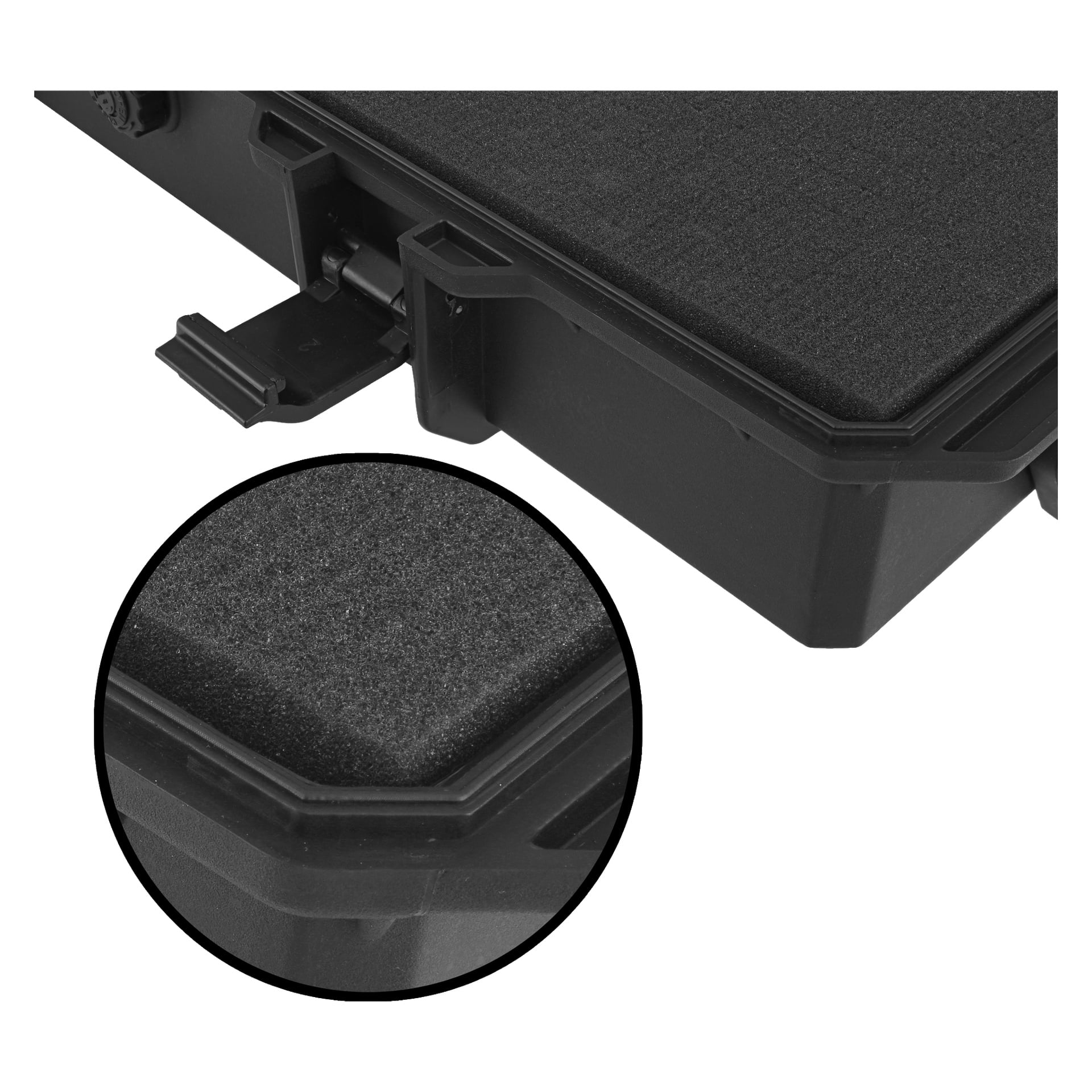 Nahaufnahme des Hard Head Protective Case aus robustem schwarzem Kunststoff, das das Innere mit Schaumstoffpolsterung ausgekleidet zeigt. Eine runde Einlage zoomt auf die Textur des Schaums heran und zeigt, wie er genau am Rand des Deckels passt.
