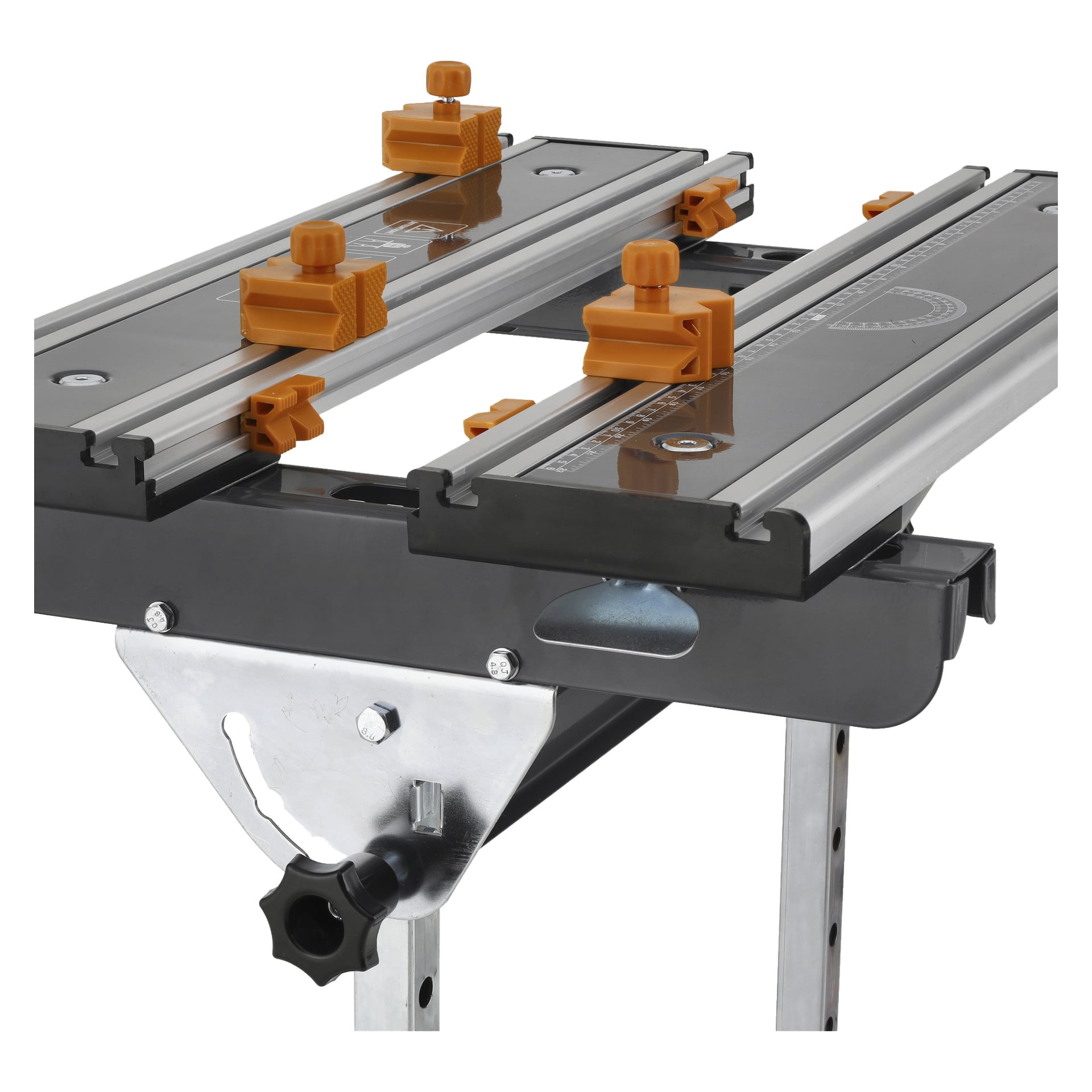 Närbild av Hard Head Folding Workbench, som visar robusta metallben, glidband och ljusorange justerbara klämmor för att säkra material under träarbete eller liknande projekt.