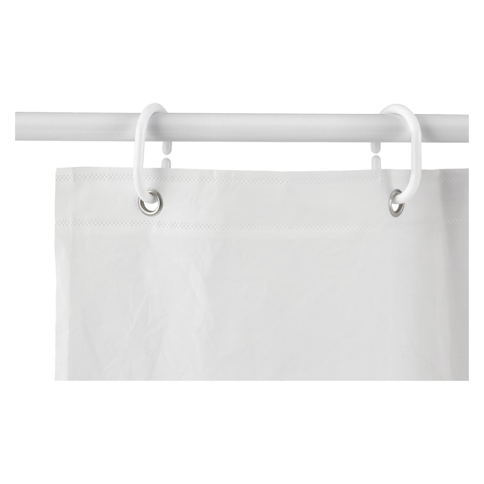 Närbild av ett vitt EKVAP duschdraperi som hänger från en vit stång, med två vita plastkrokar fästa i metallringar.