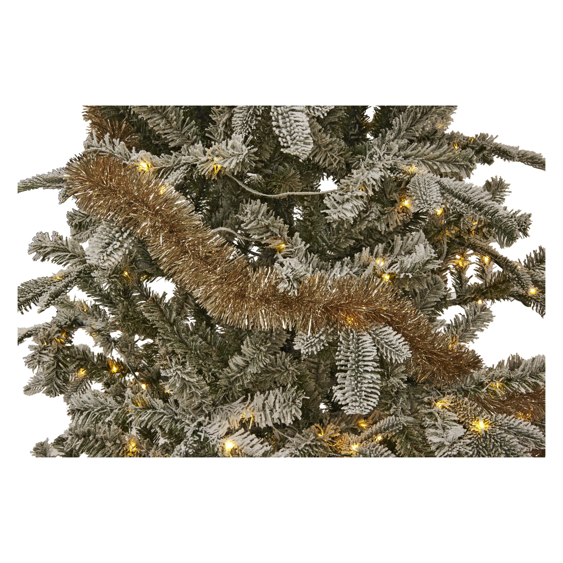 Snödammade grenar från en konstgjord julgran pryds med EKVIP Garland och lysande gula ljusslingor.
