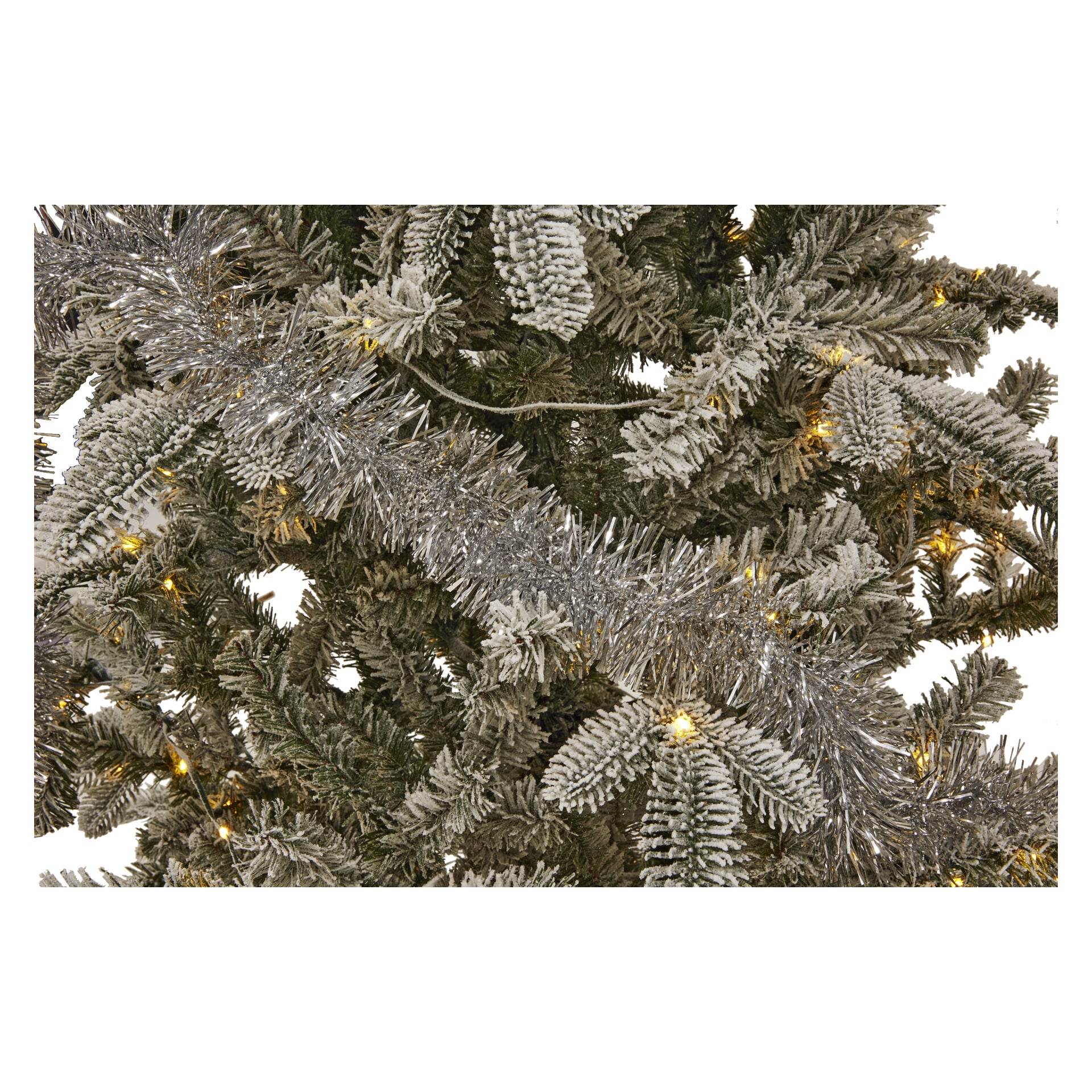En närbild av en julgran visar grenar lätt täckta av snö, lysande gula ljusslingor och en EKVIP-girland elegant vävd genom hela granen.