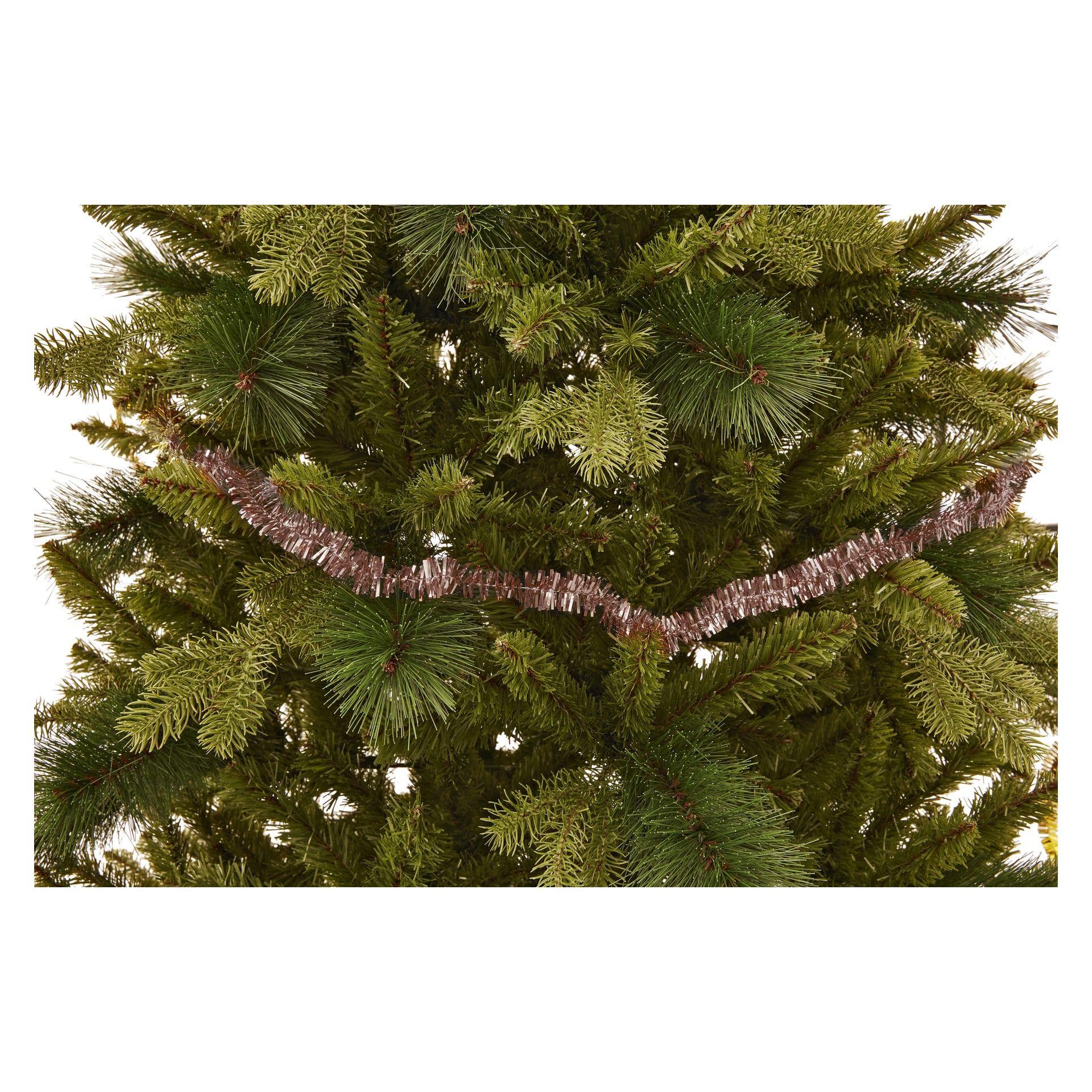 En närbild visar en grön konstgjord julgran med EKVIP Garland draperad horisontellt längs grenarna. En enda tråd av silverglittrande skimrar och sticker ut, vilket drar uppmärksamhet till både trädet och EKVIP-produkten.