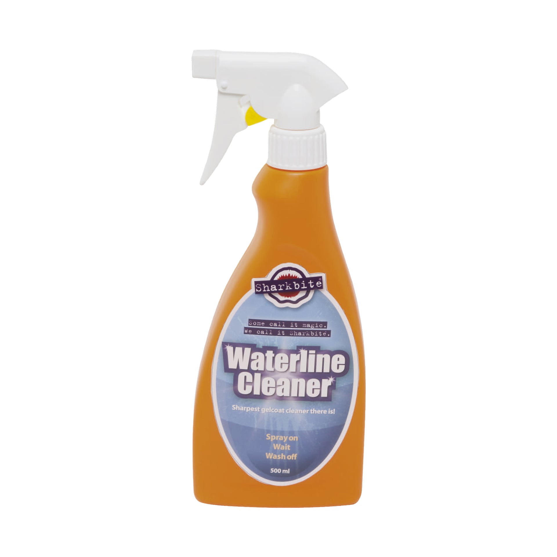 En orange sprayflaska från Sharkbite® märkt som Boat Cleaning Waterline Cleaner, med blå och vita detaljer och användningsanvisningar för att spraya, vänta och sedan skölja. Flaskan rymmer 500 ml rengöringsmedel.