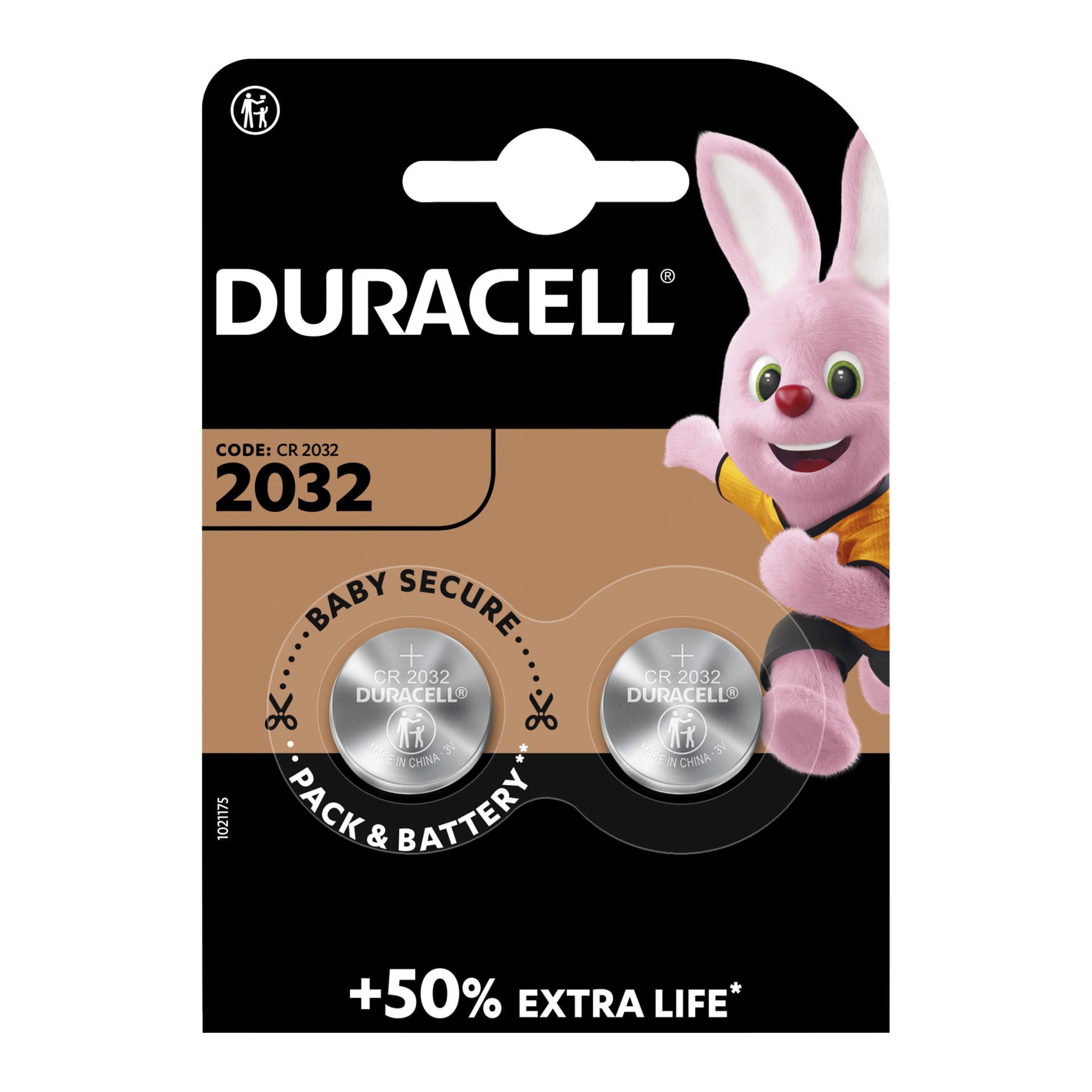 Kaksi Duracell CR2032 -nappikennoparistoa mustassa ja kuparisessa kotelossa, joissa on Duracell-pupumaskotti ja teksti korostaen "+50% Extra Life" sekä "Baby Secure Pack & Battery".